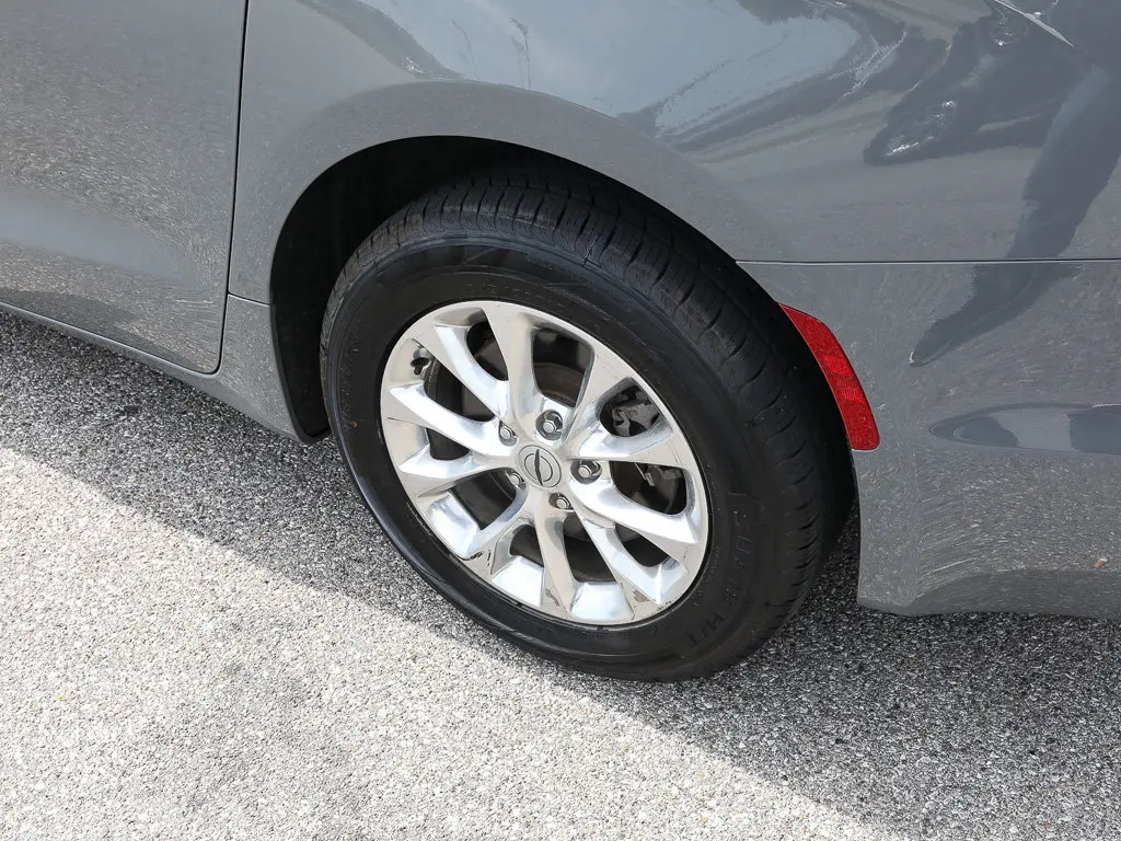 2023 Chrysler Pacifica Touring L AWD photo 3