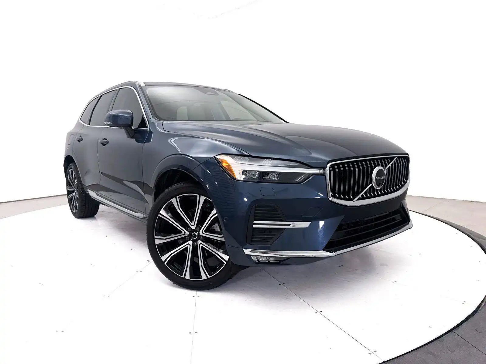 2023 Volvo XC60 B5 Ultimate Bright Theme AWD's photo