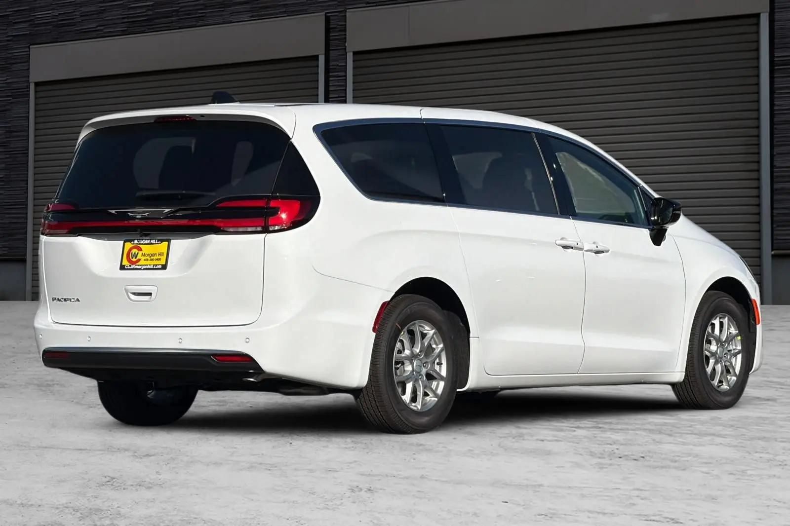 2027 Chrysler Pacifica Select photo 4