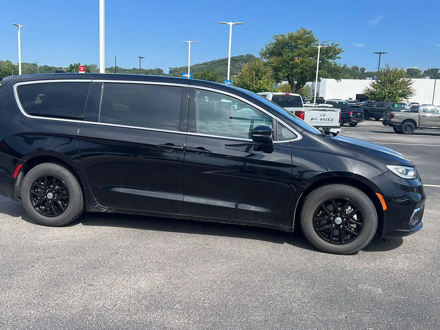 2025 Chrysler Pacifica Select photo 3