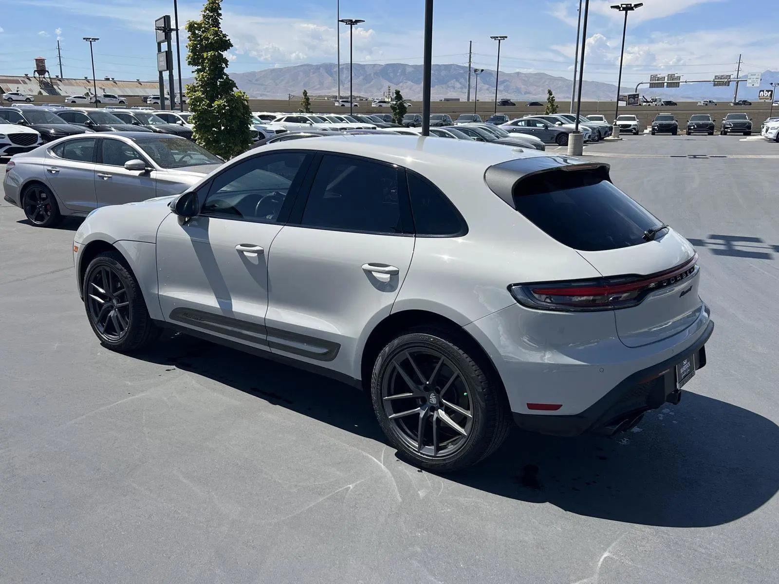 2023 Porsche Macan T photo 4