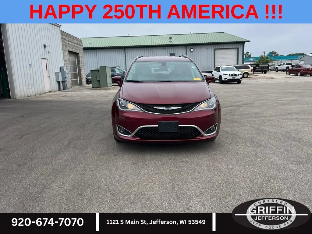 2017 Chrysler Pacifica Touring-L Plus photo 4