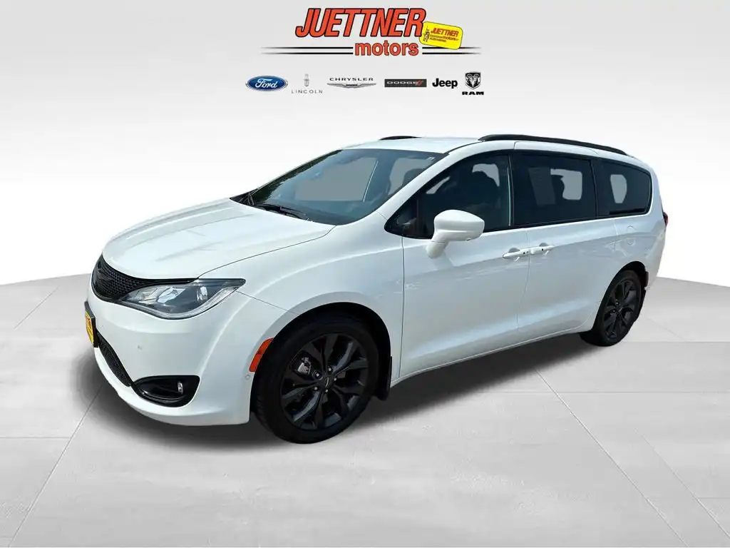 2020 Chrysler Pacifica Touring's photo