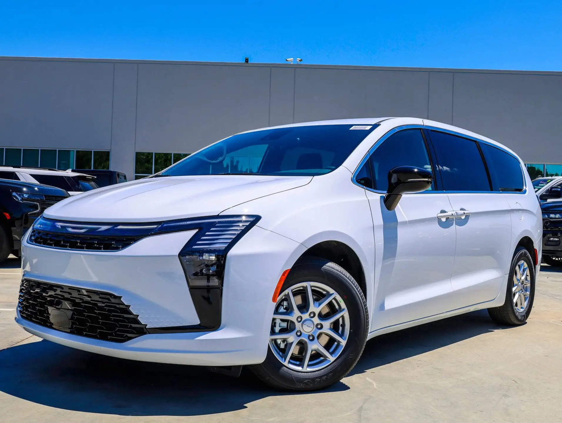 2027 Chrysler Pacifica Select photo 1