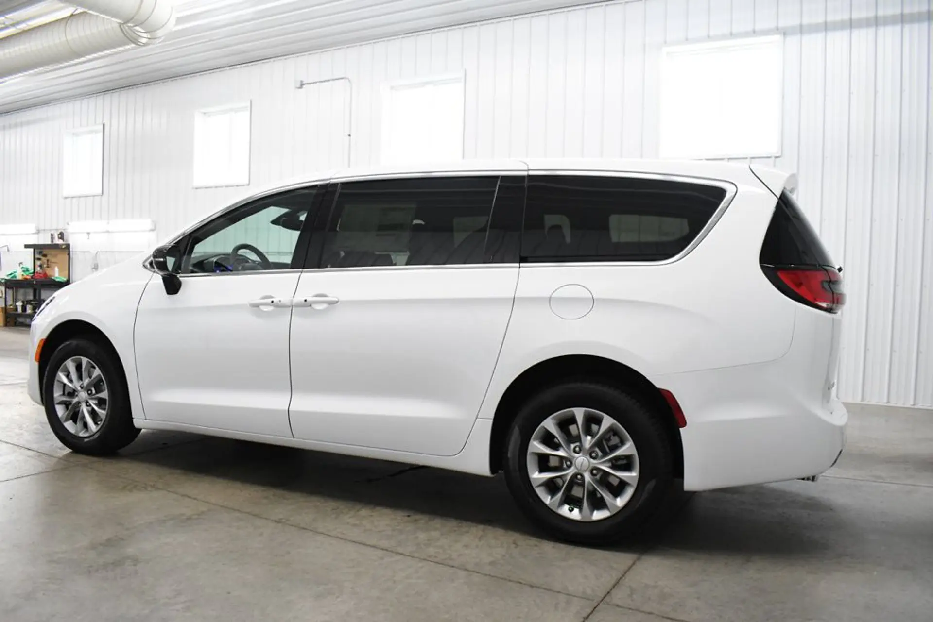 2027 Chrysler Pacifica Select AWD photo 4
