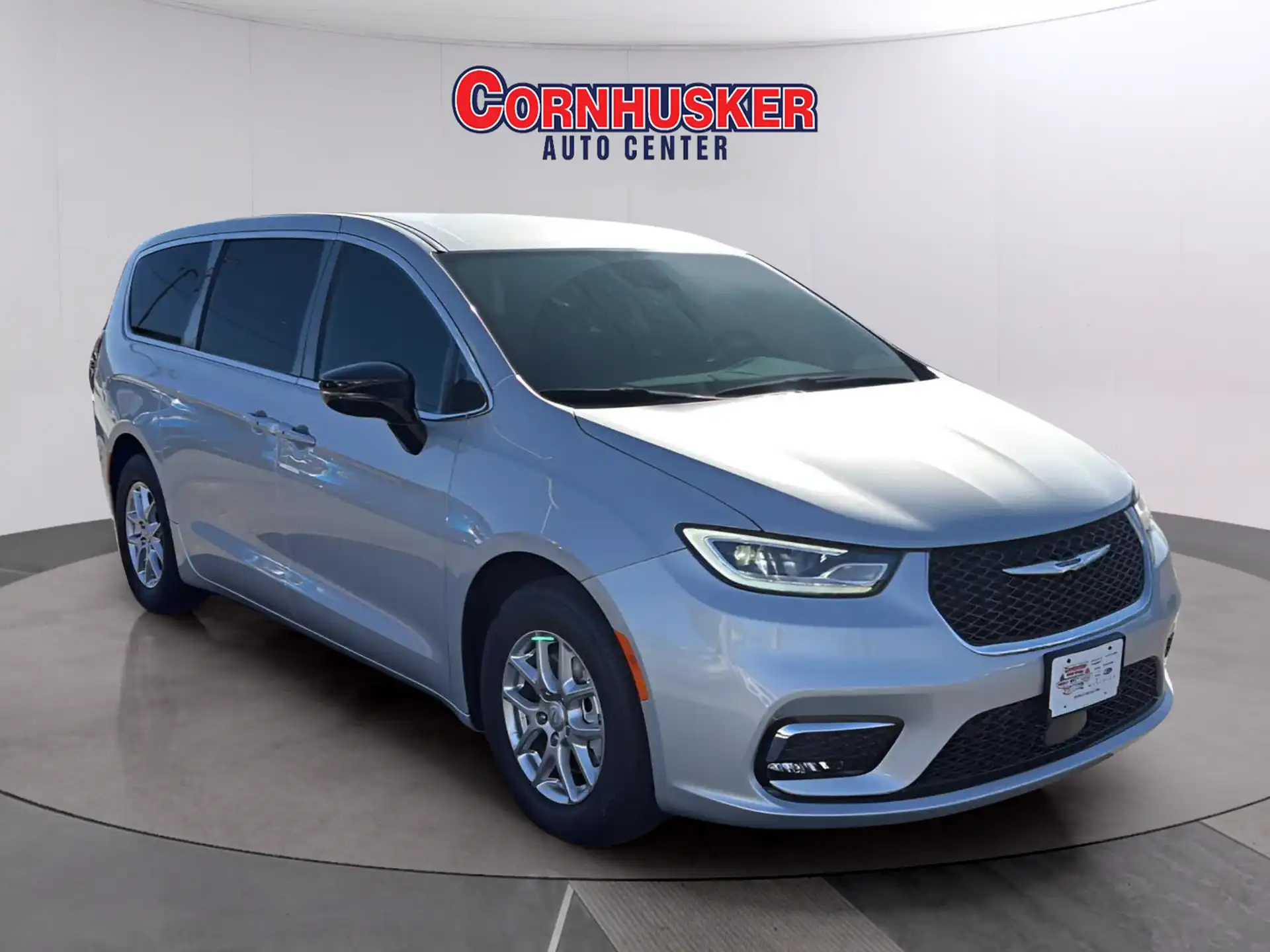 2026 Chrysler Pacifica Select's photo