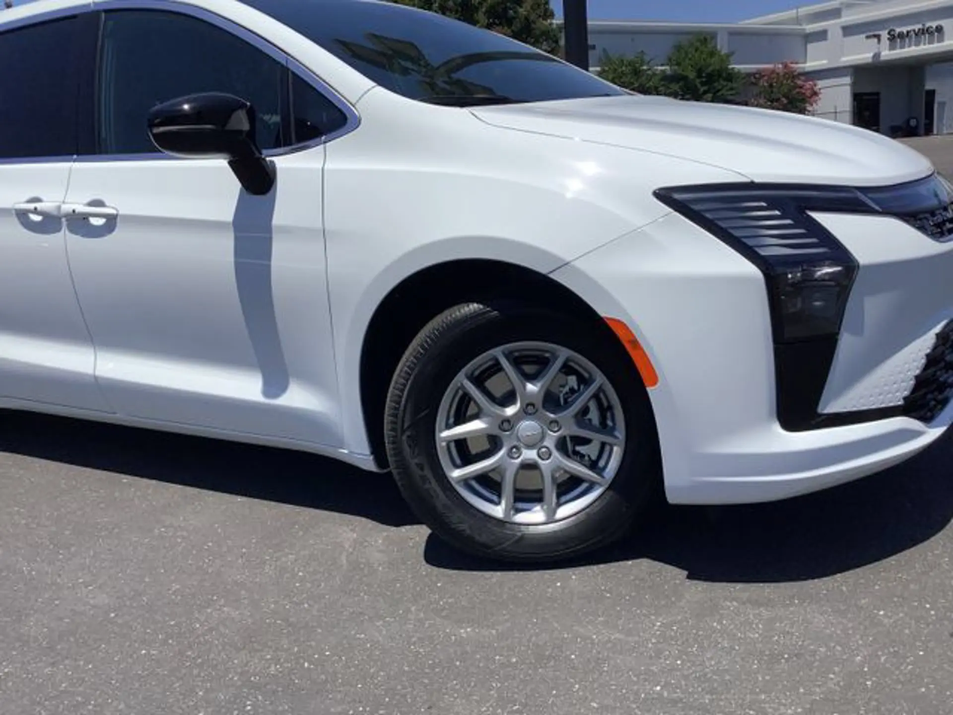 2027 Chrysler Pacifica Select photo 3