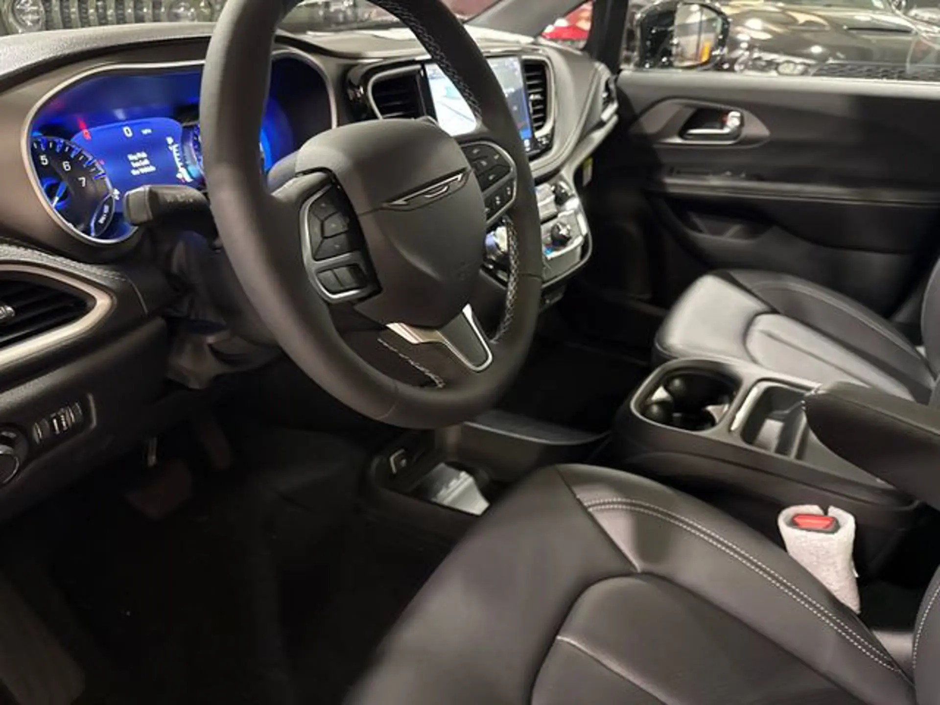 2027 Chrysler Pacifica Select AWD photo 5