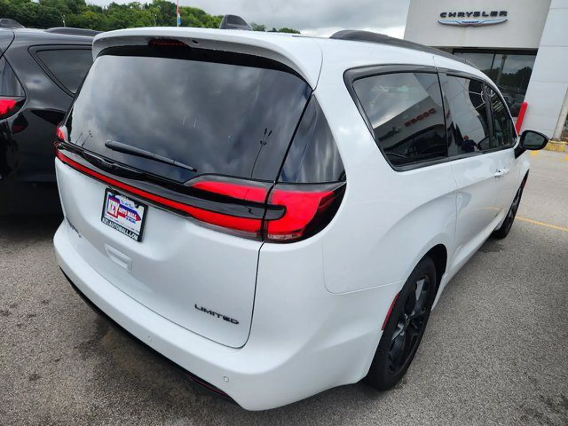 2026 Chrysler Pacifica Limited photo 4