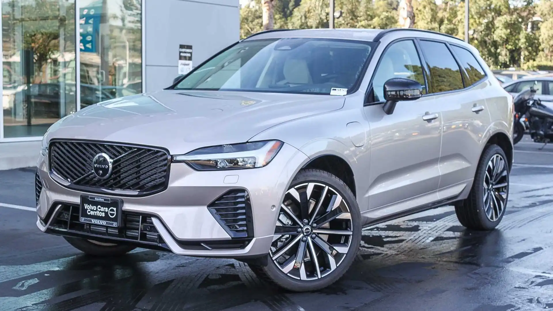 2026 Volvo XC60 T8 Ultra Dark AWD's photo