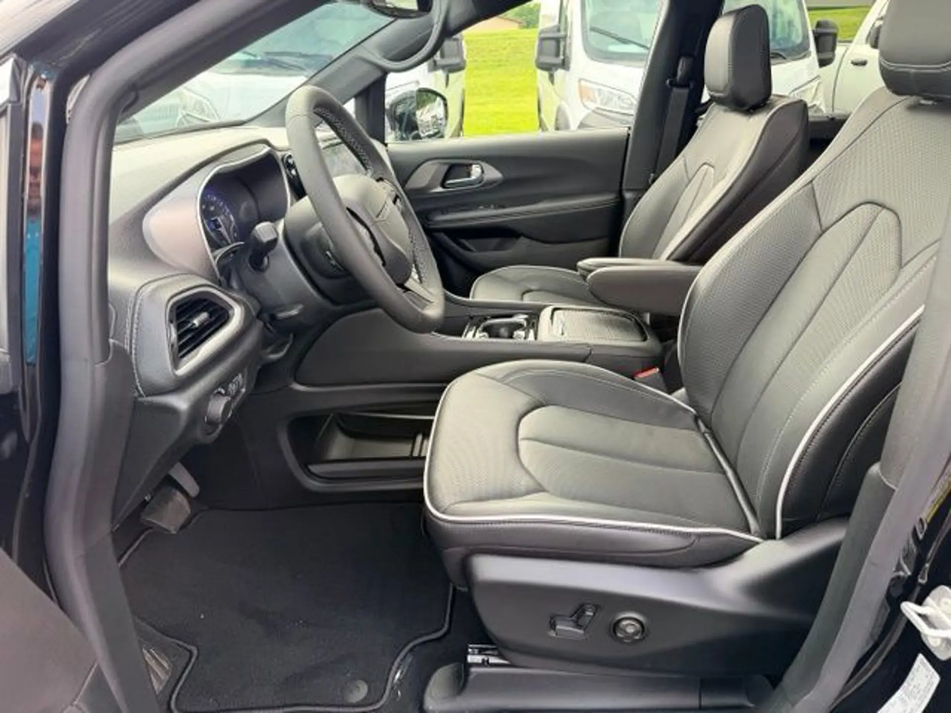 2027 Chrysler Pacifica Limited AWD photo 5