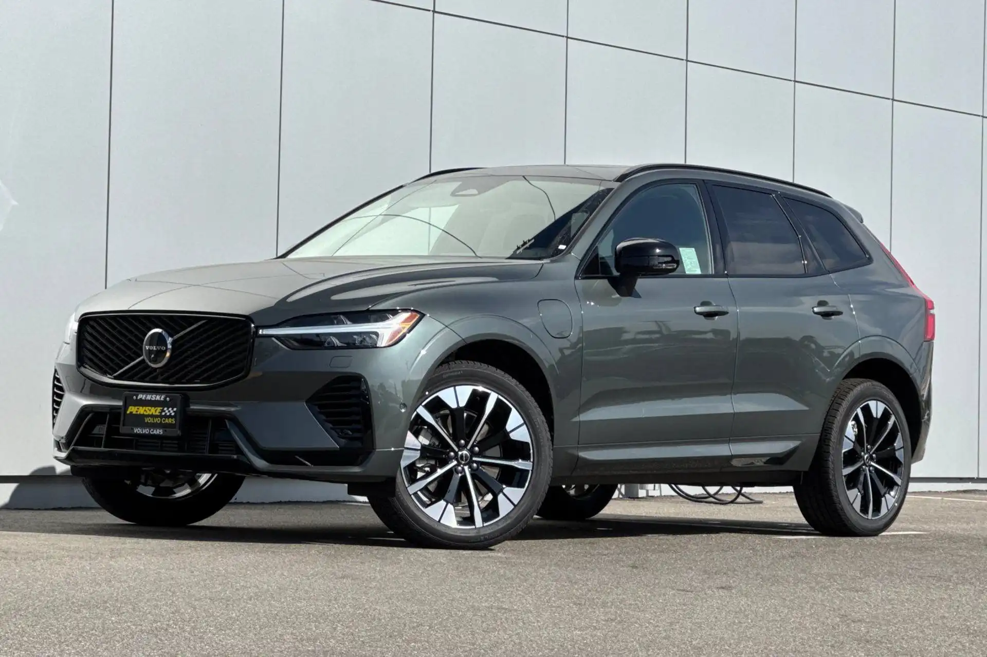 2026 Volvo XC60 T8 Plus Dark AWD's photo