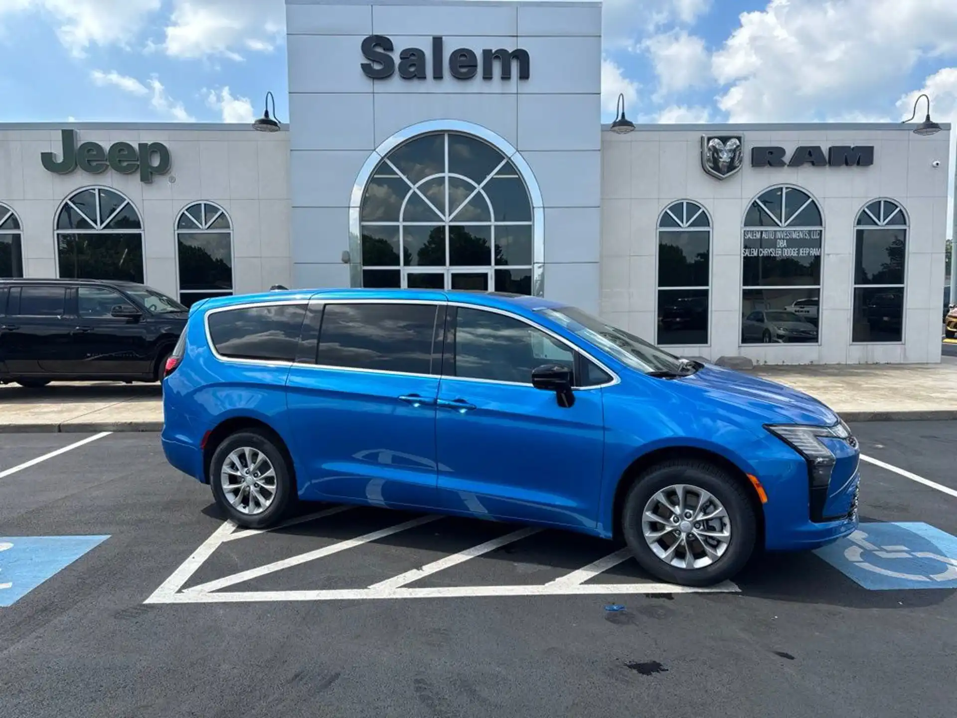 2027 Chrysler Pacifica Select AWD's photo