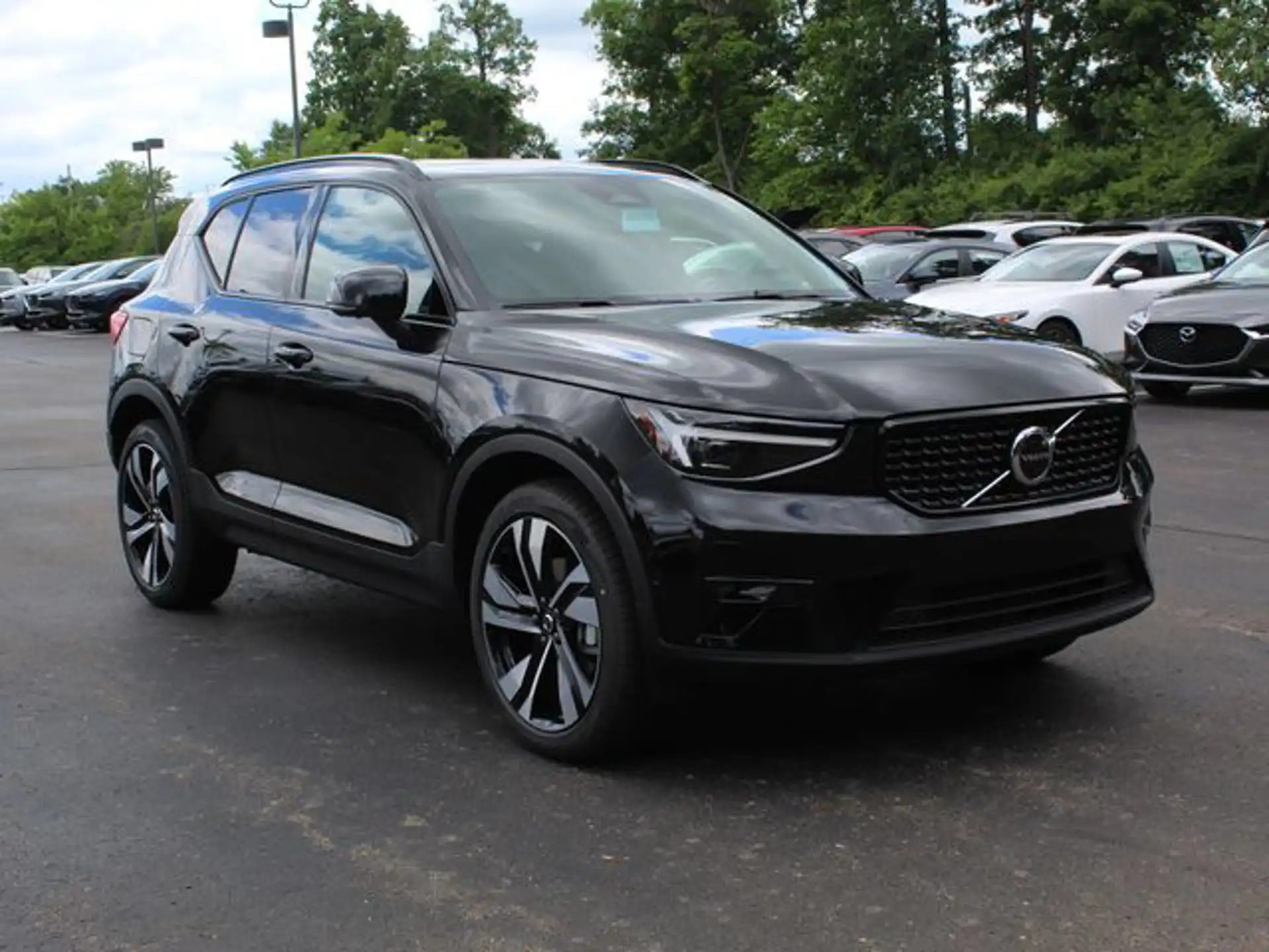 2026 Volvo XC40 B5 Ultra Dark AWD's photo