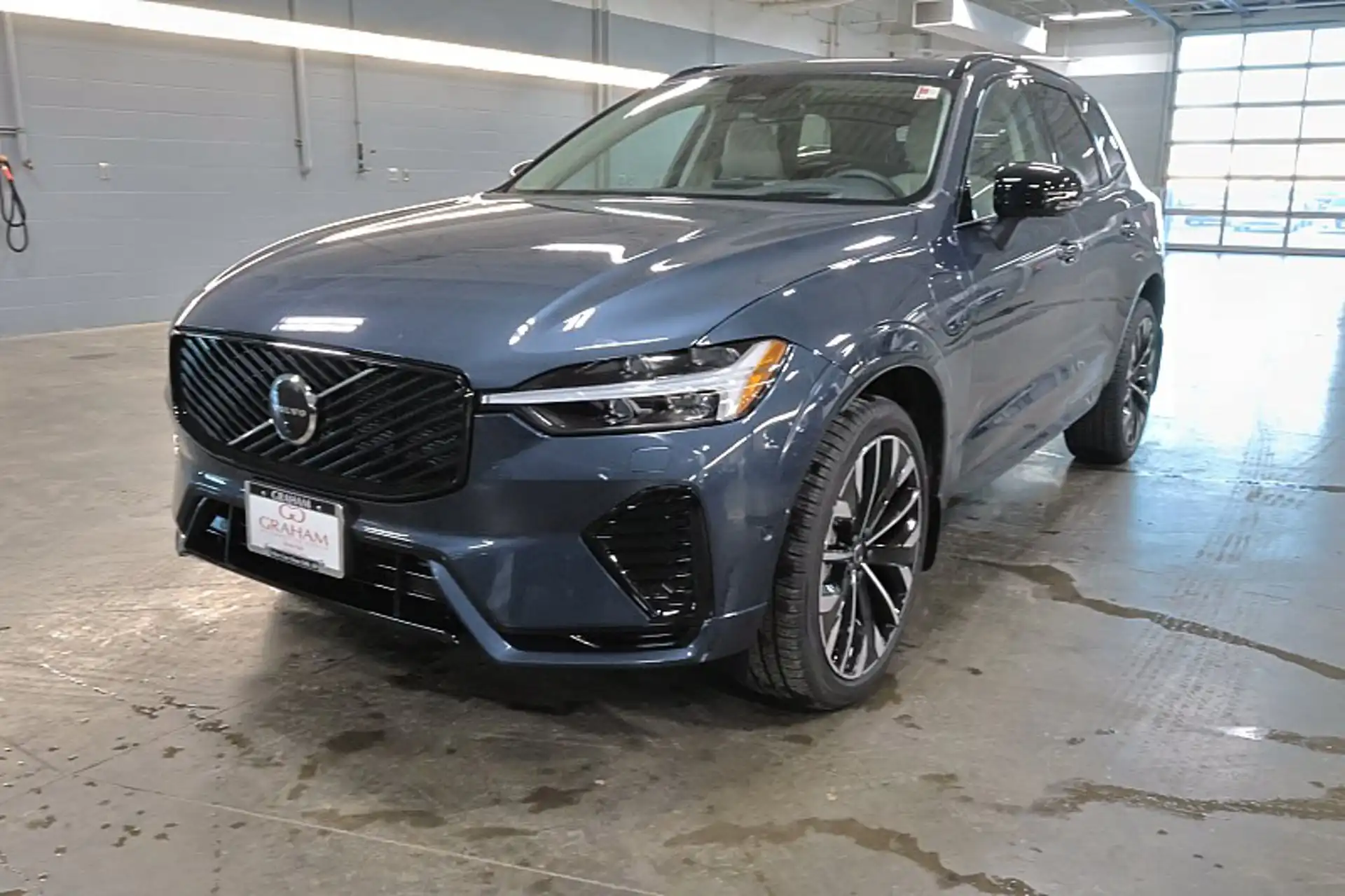 2026 Volvo XC60 T8 Ultra Dark AWD's photo