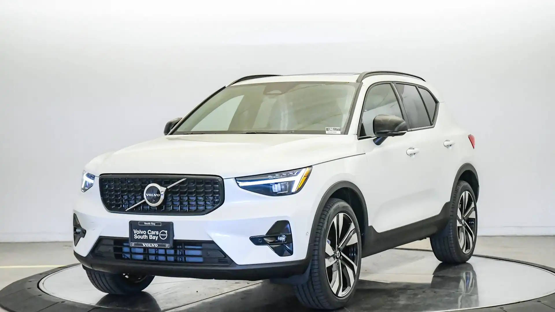 2026 Volvo XC40 B5 Ultra Dark AWD's photo
