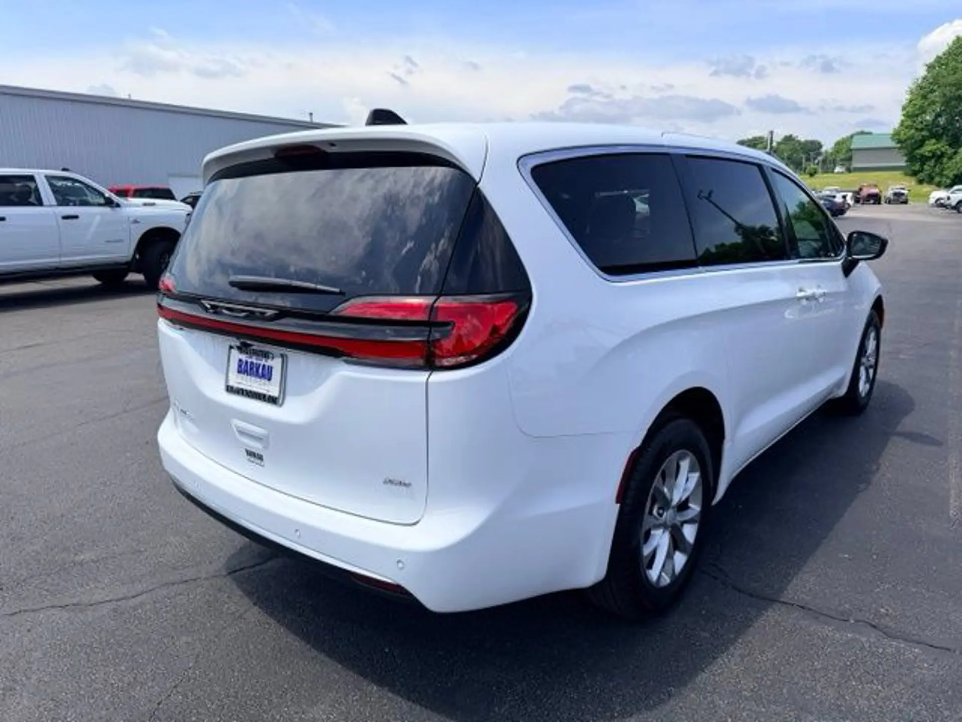 2027 Chrysler Pacifica Select AWD photo 3