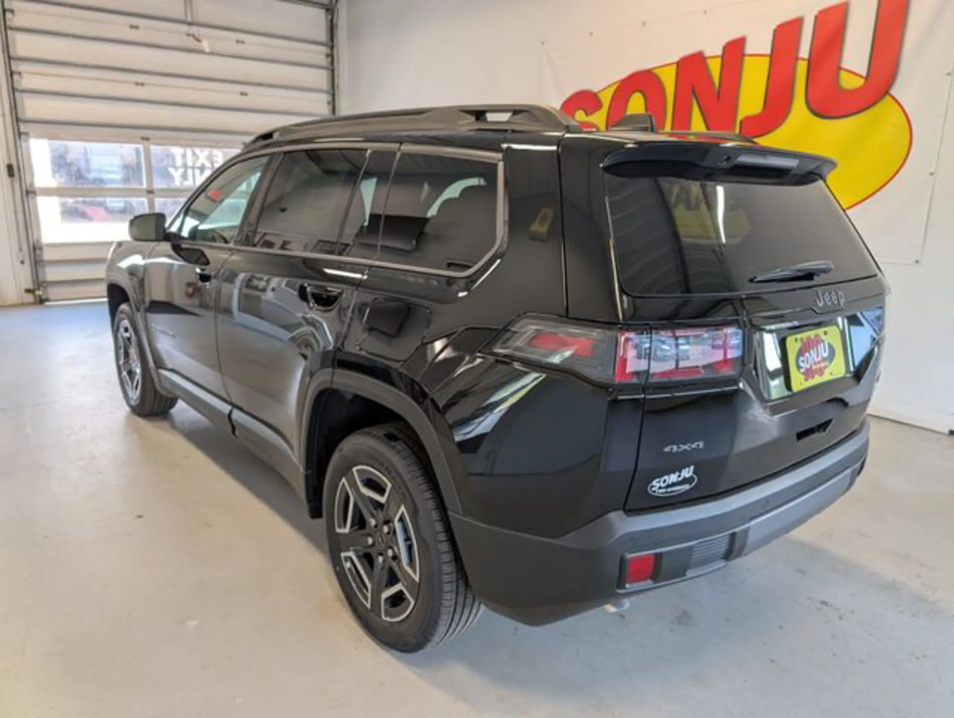 2026 Jeep Cherokee Laredo HEV 4X4 photo 3