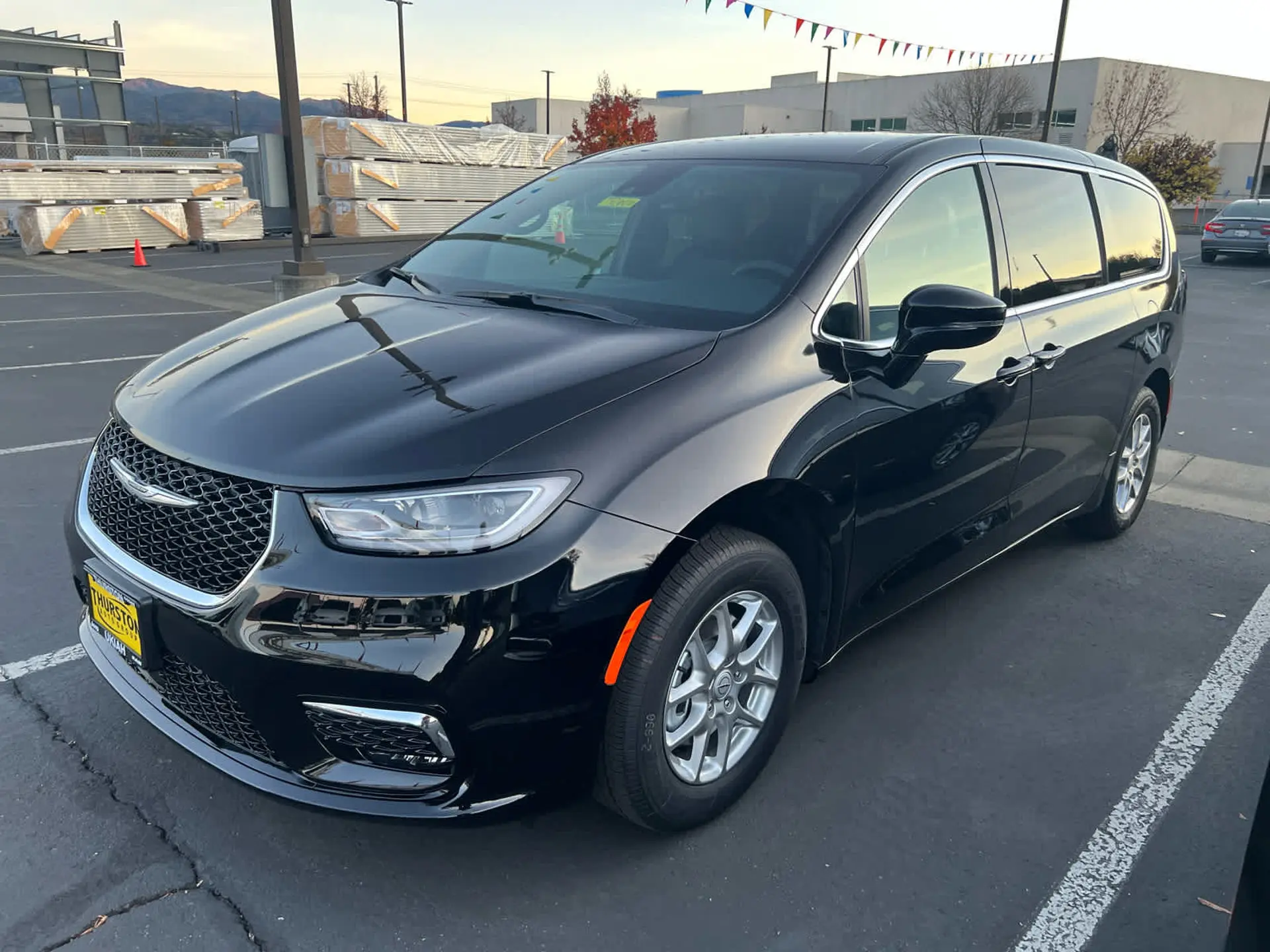 2026 Chrysler Pacifica Select photo 3