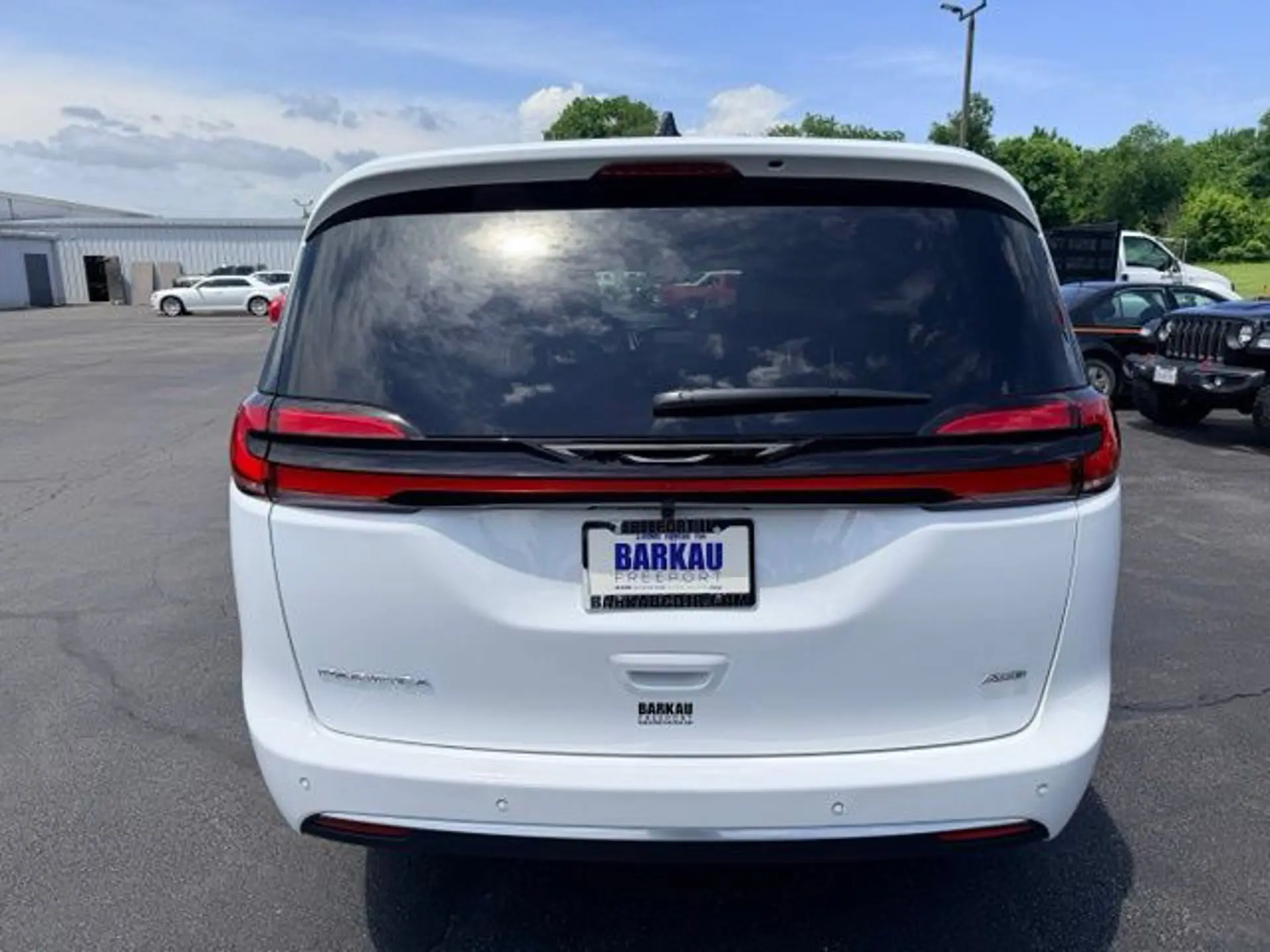 2027 Chrysler Pacifica Select AWD photo 4