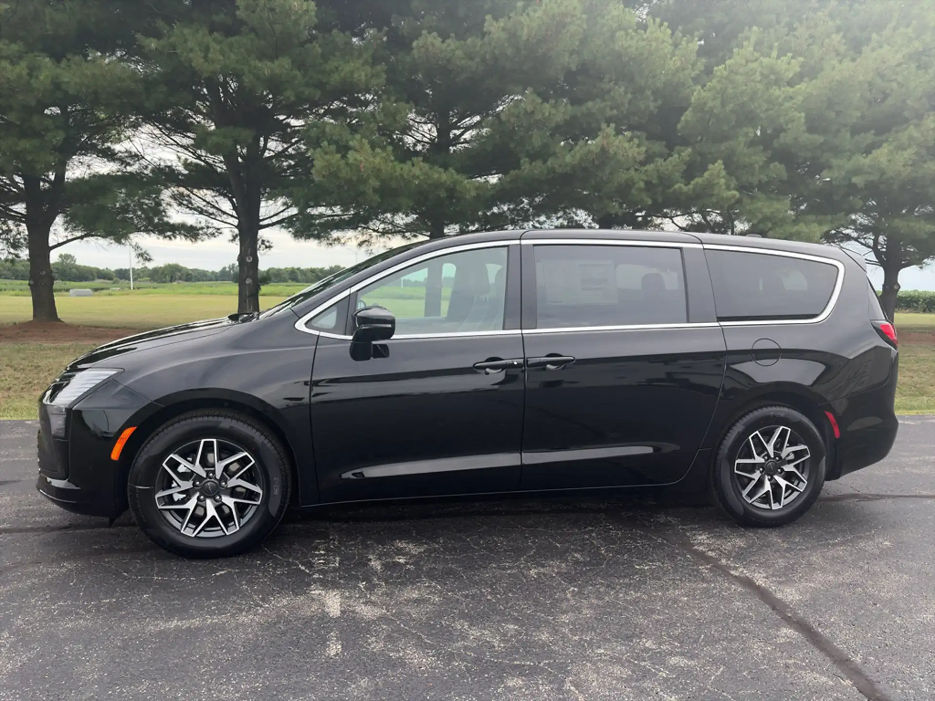 2027 Chrysler Pacifica Limited's photo