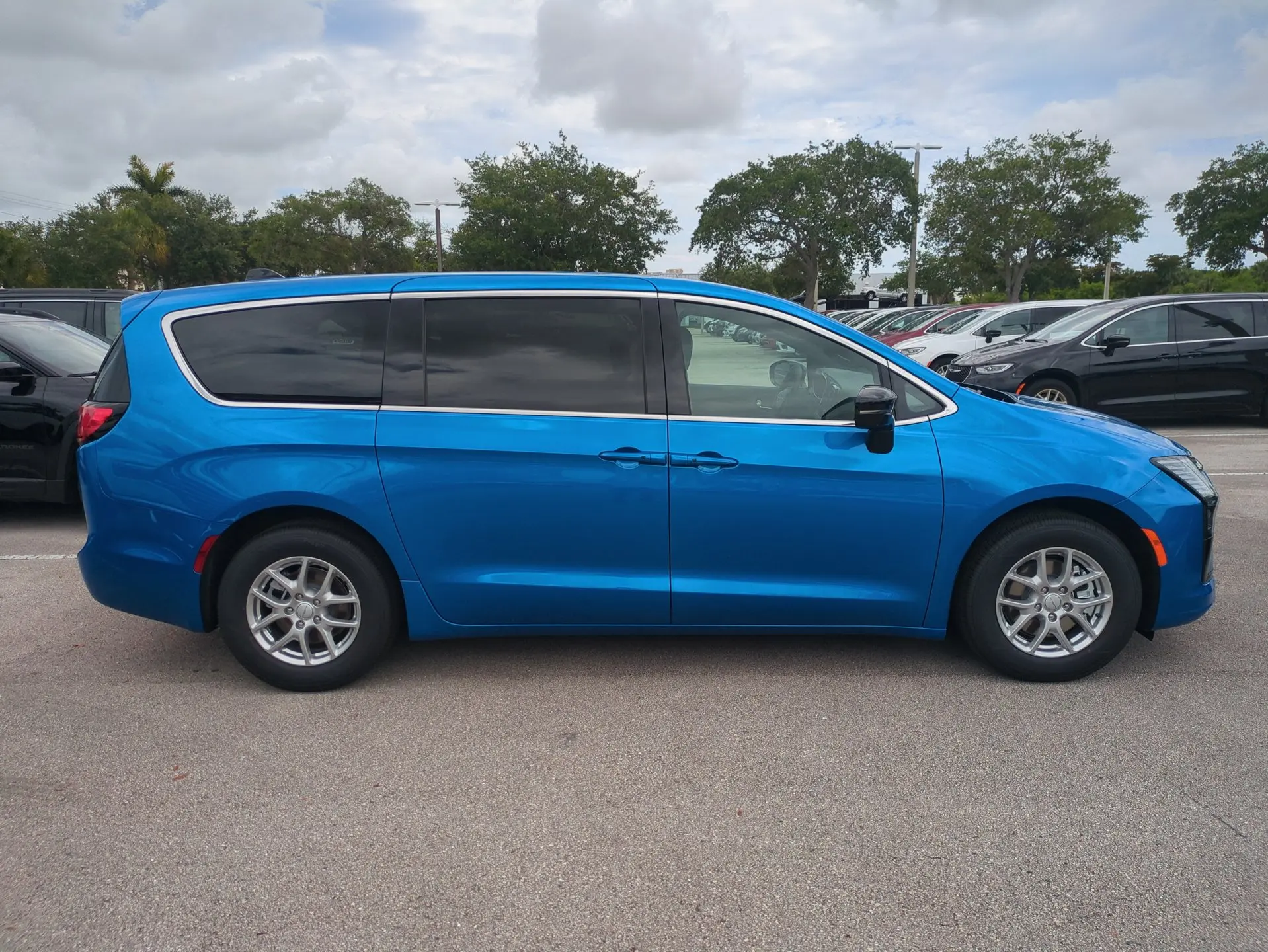 2027 Chrysler Pacifica Select photo 4