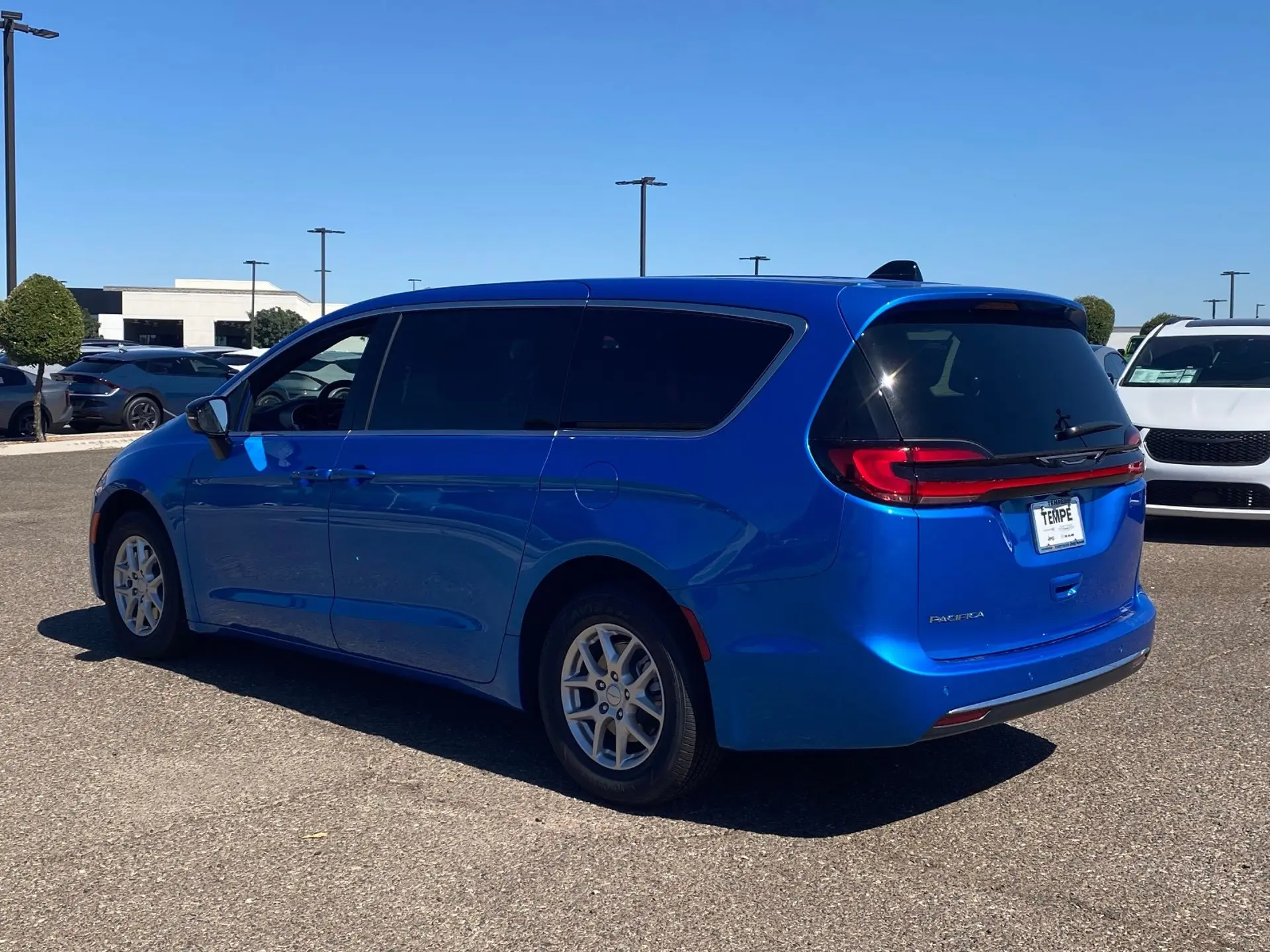 2027 Chrysler Pacifica Select photo 3