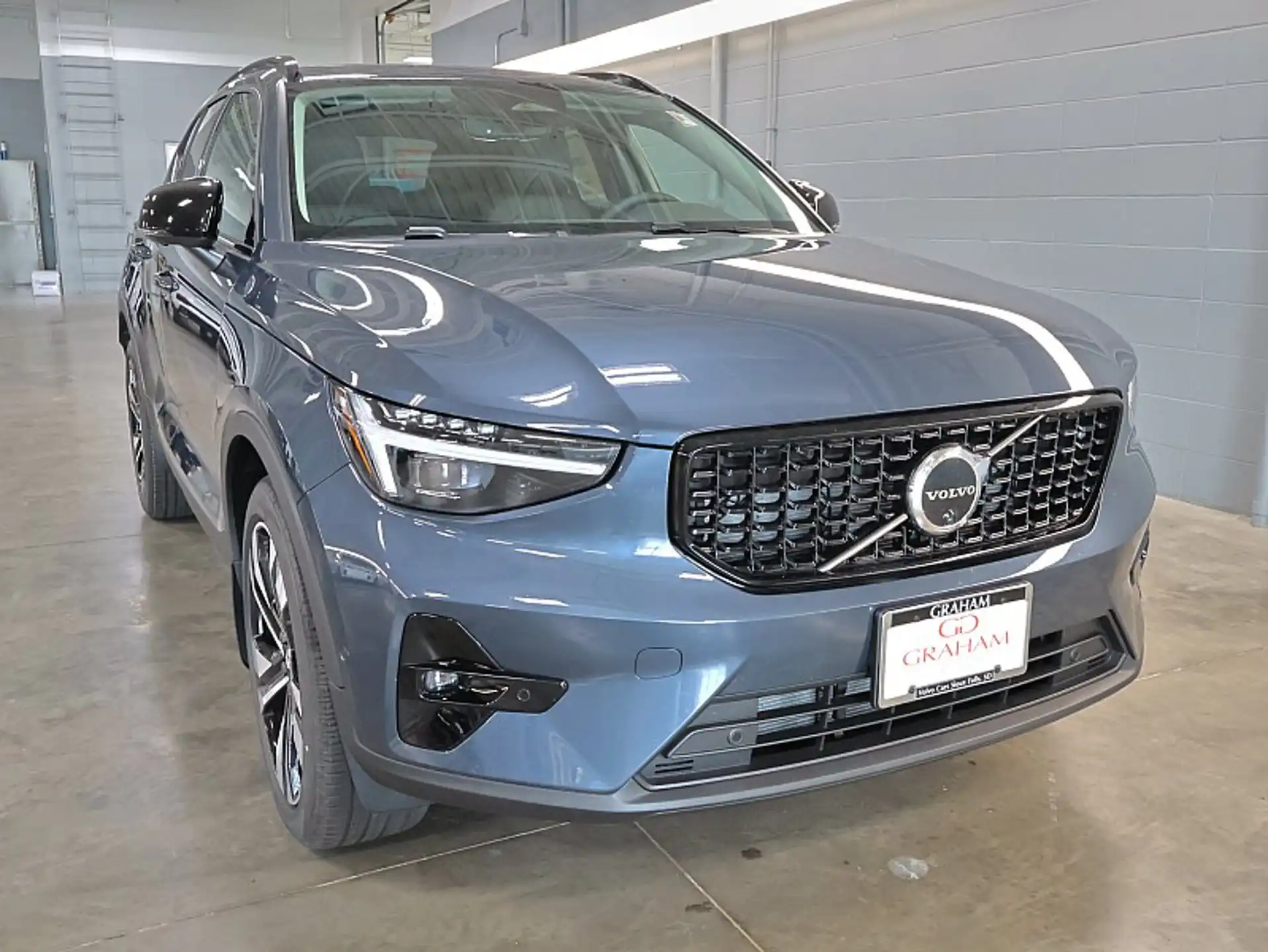 2026 Volvo XC40 B5 Ultra Dark AWD's photo