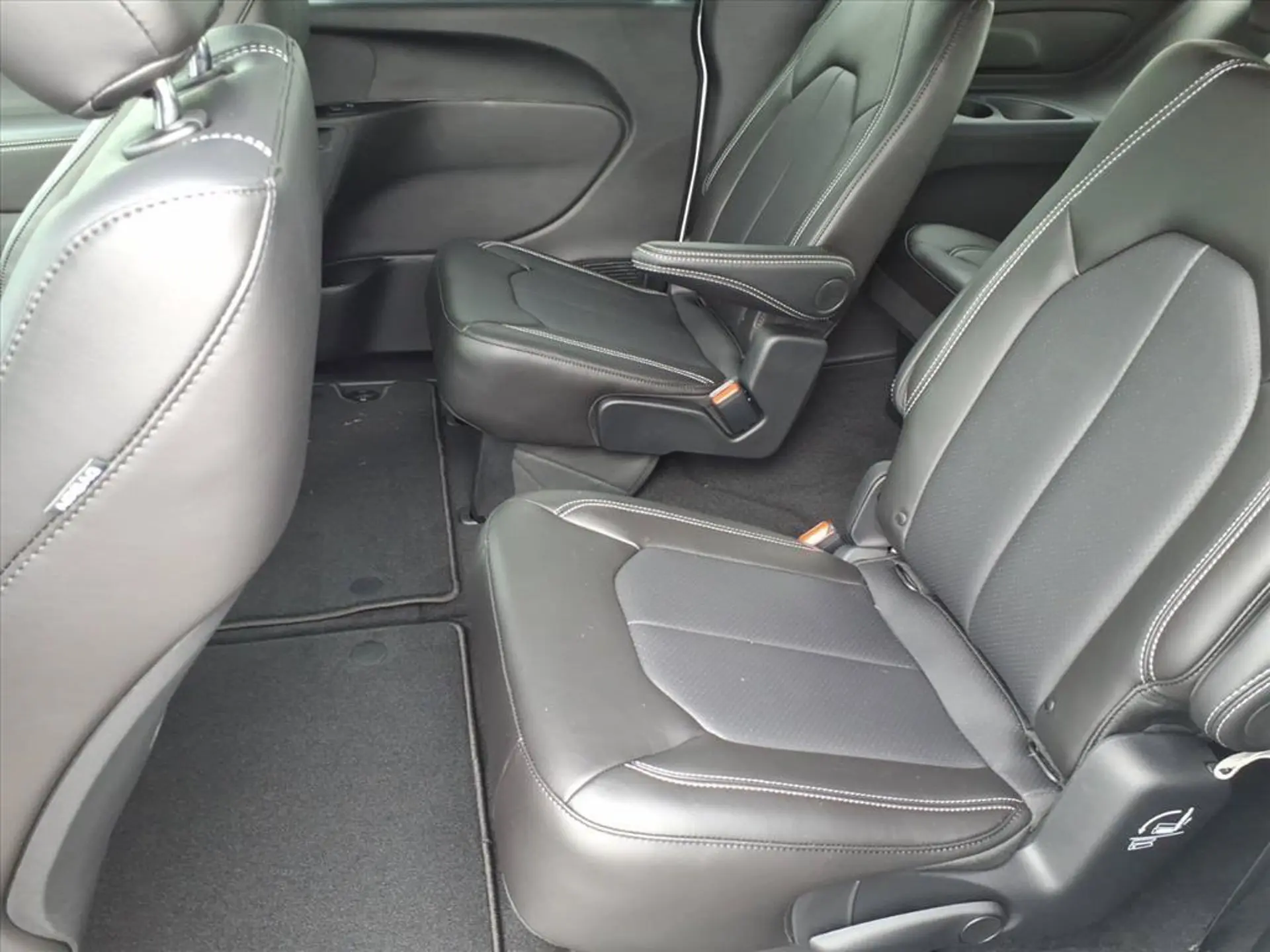 2027 Chrysler Pacifica Select photo 5