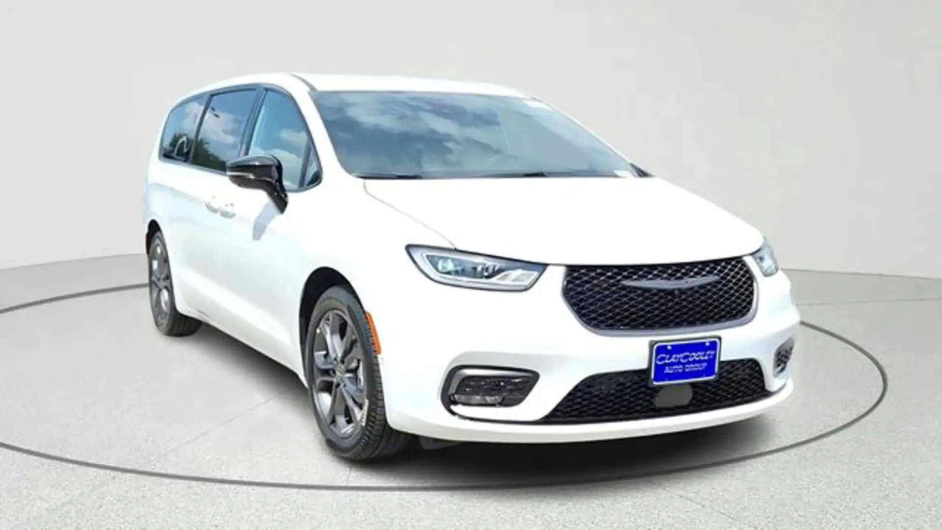 2026 Chrysler Pacifica Select's photo