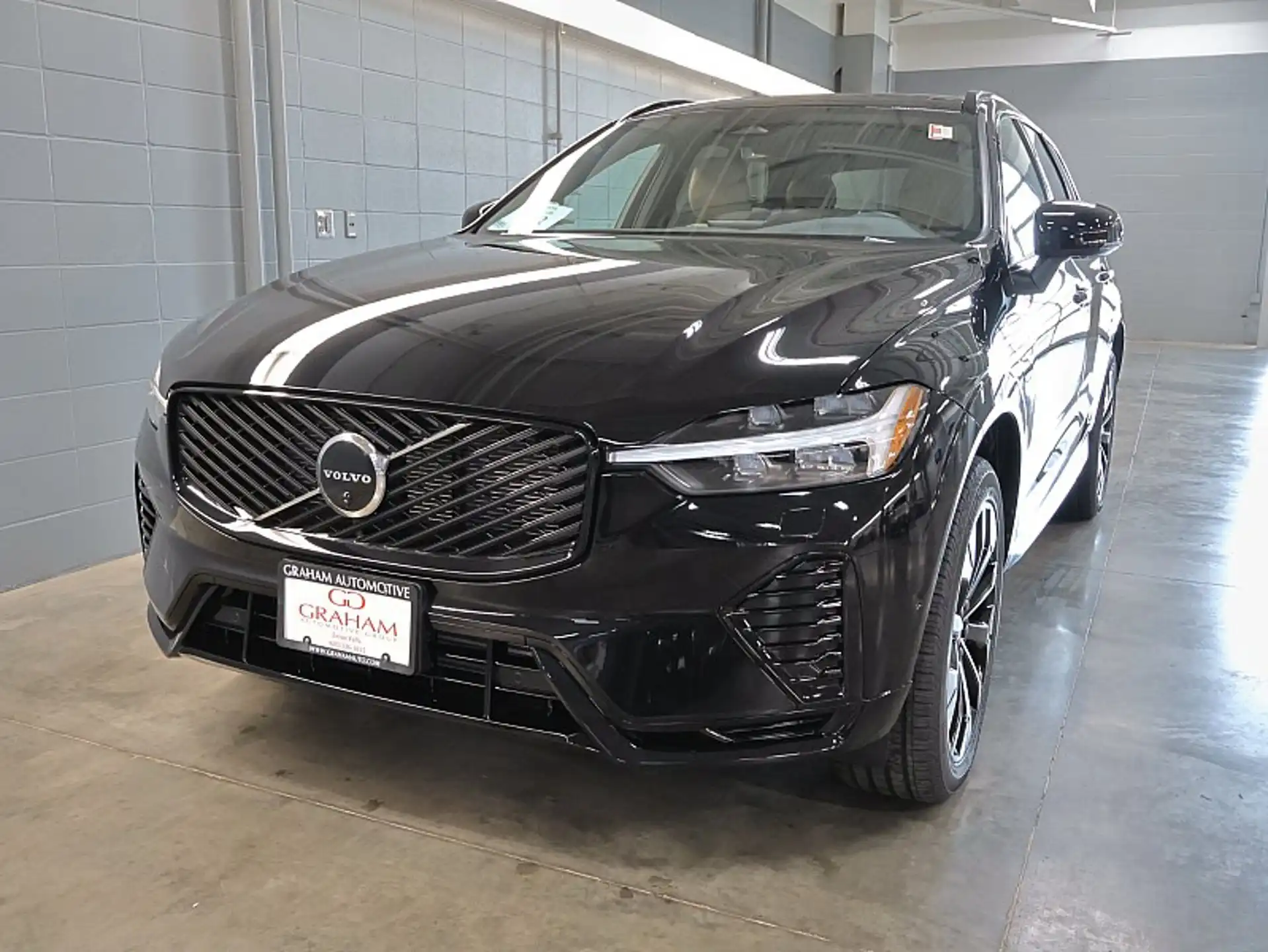 2026 Volvo XC60 T8 Plus Dark AWD's photo