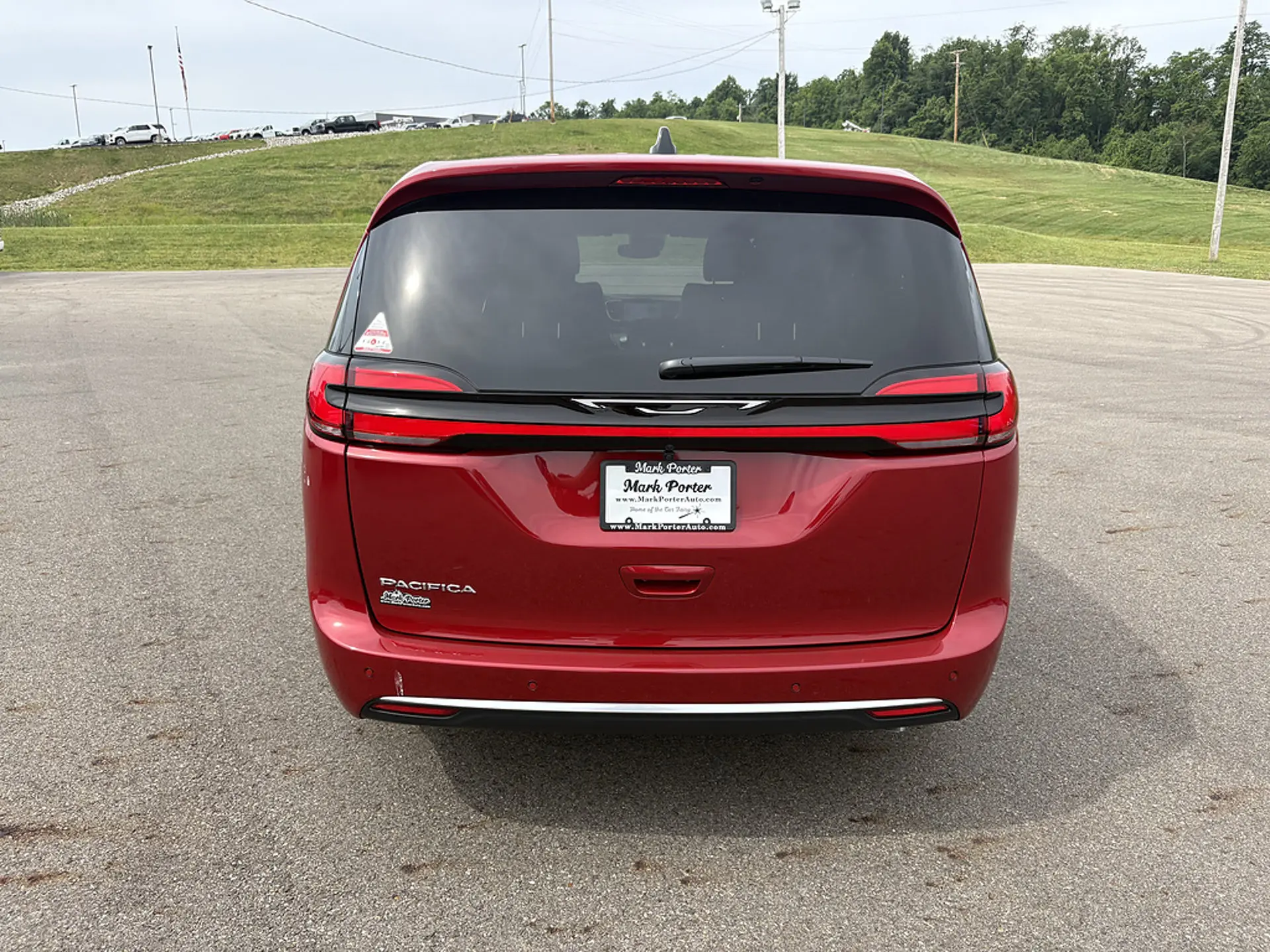2027 Chrysler Pacifica Select photo 4