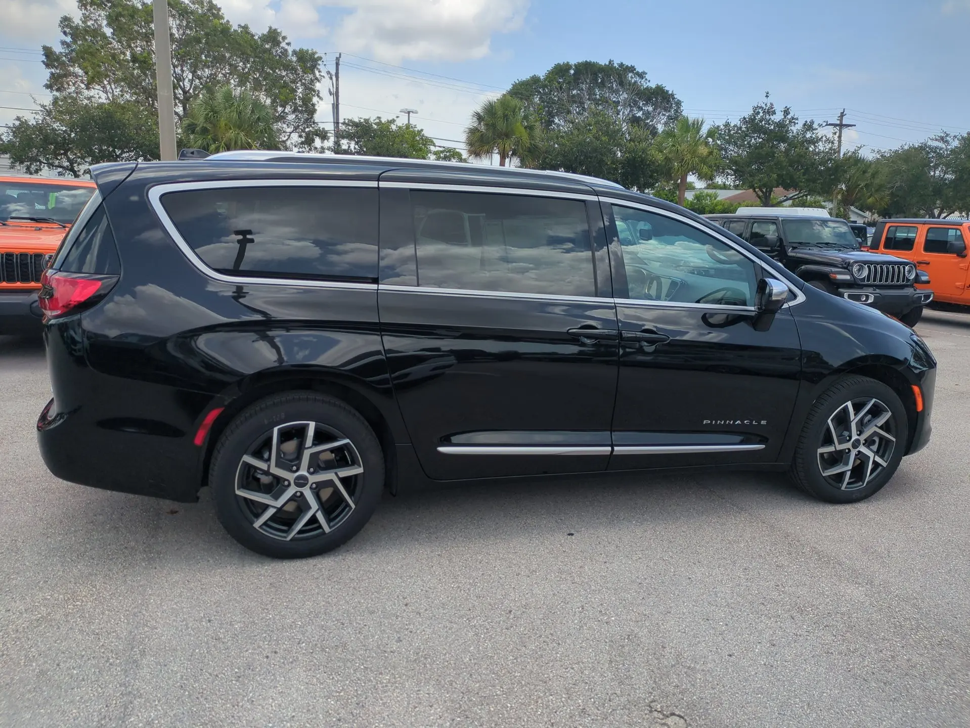 2027 Chrysler Pacifica Pinnacle AWD photo 4