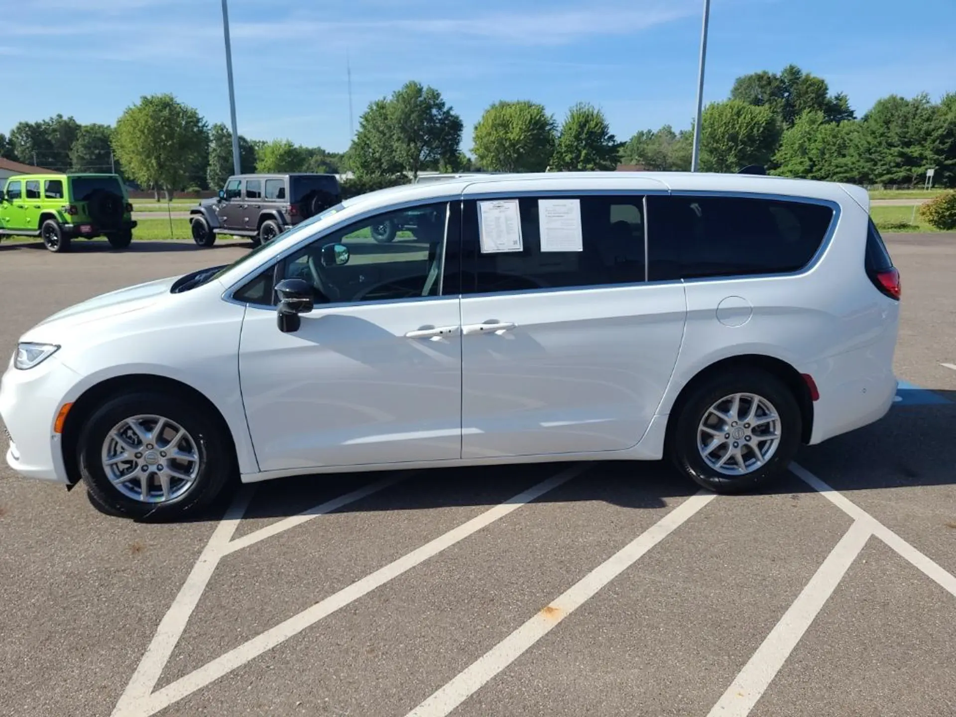 2025 Chrysler Pacifica Select photo 5