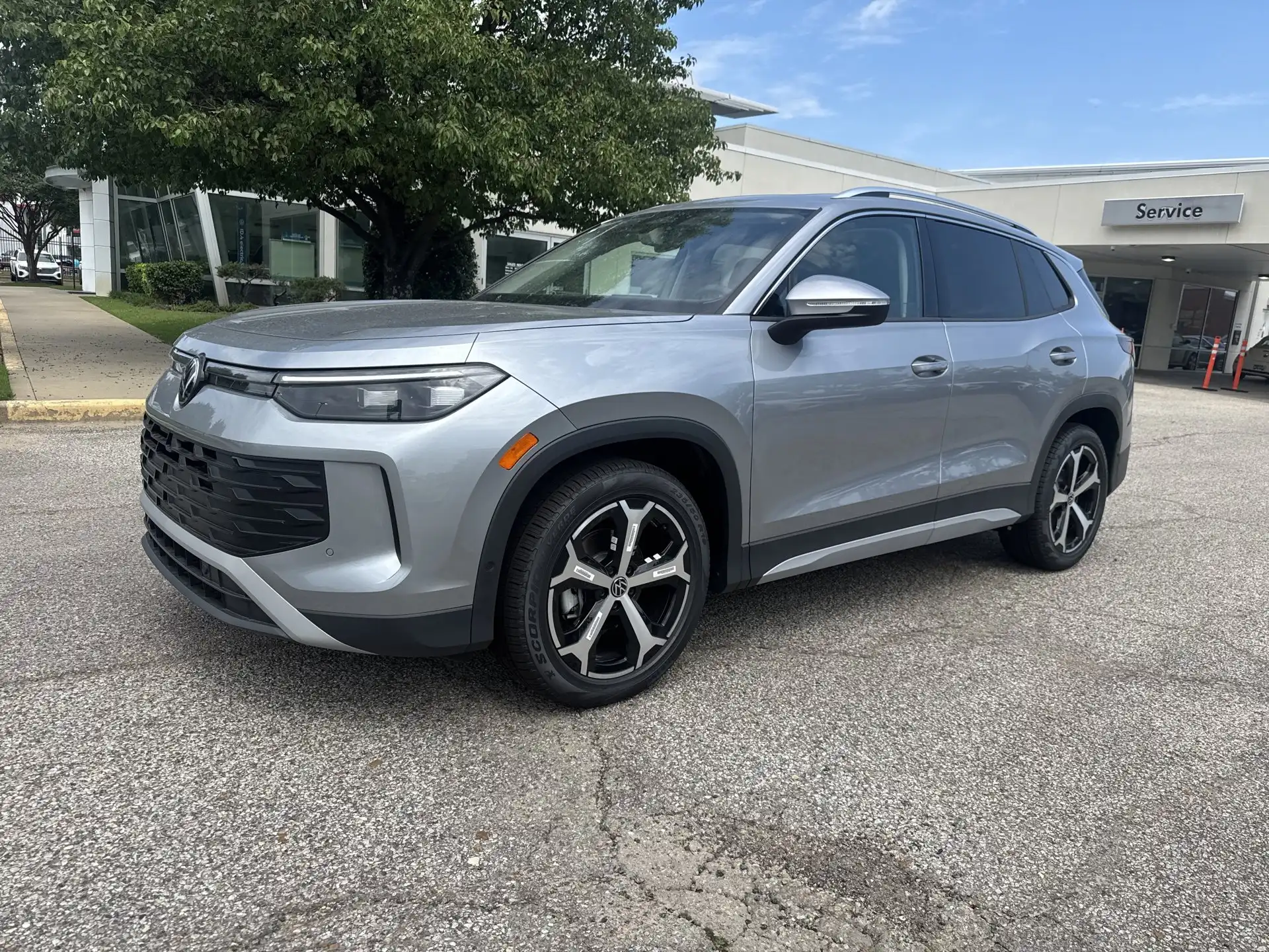 2026 Volkswagen Tiguan 2.0T SE's photo