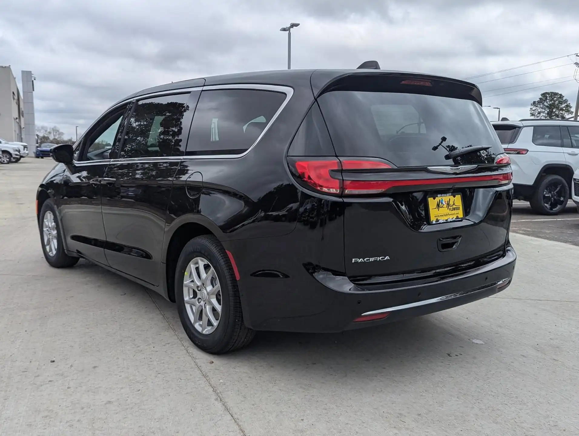 2026 Chrysler Pacifica Select's photo