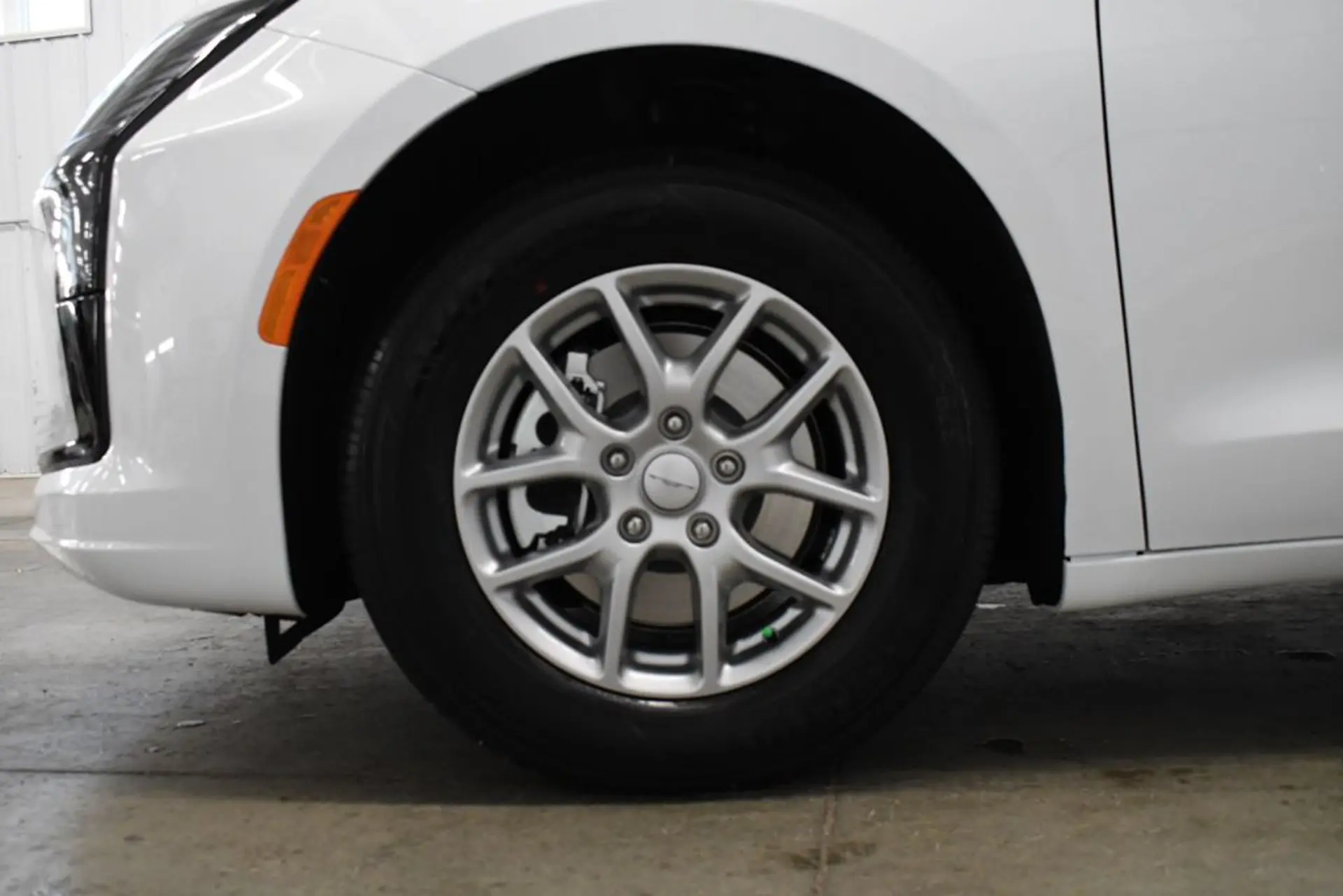2027 Chrysler Pacifica Select photo 3