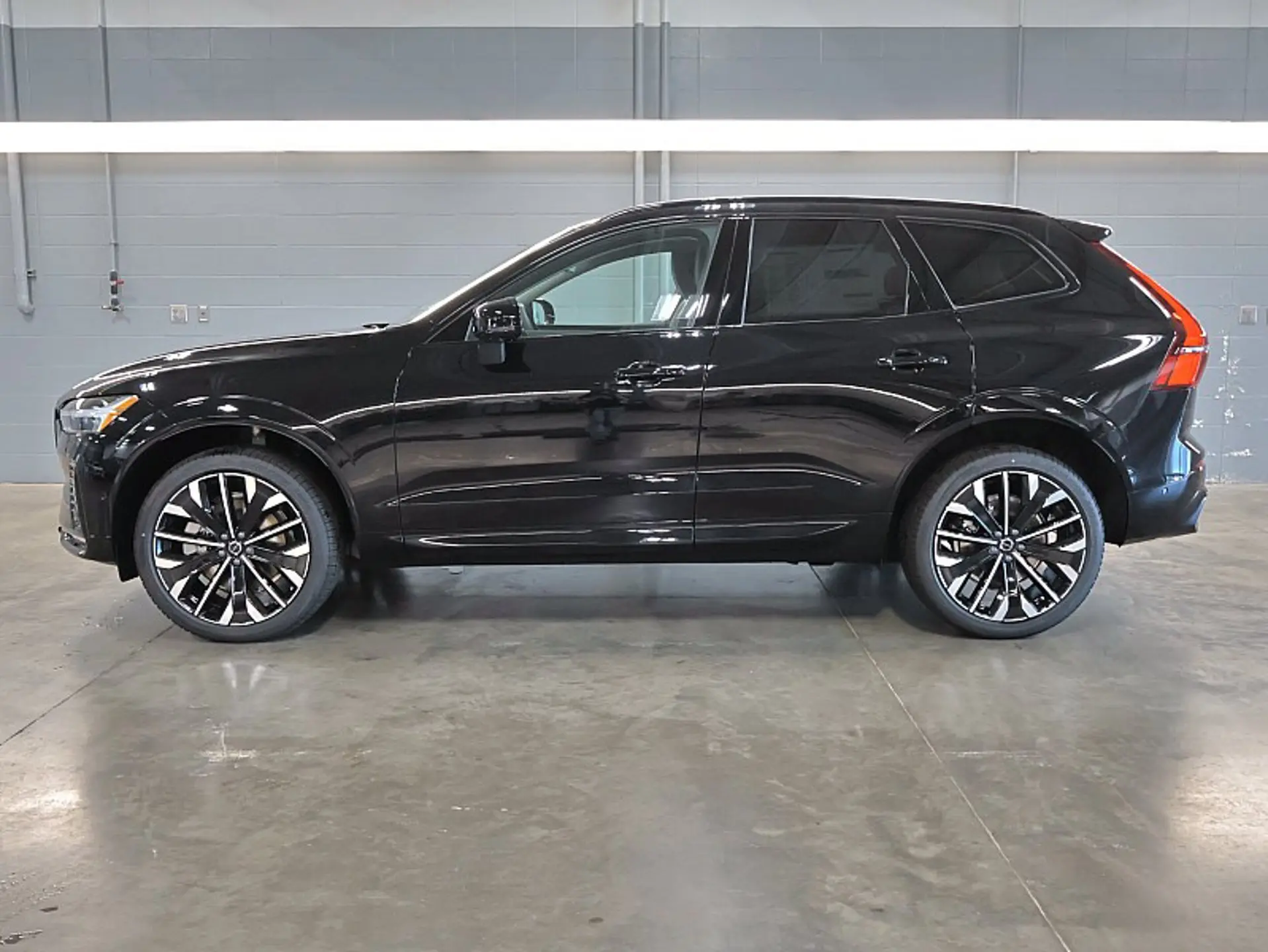2026 Volvo XC60 B5 Ultra Dark AWD photo 5