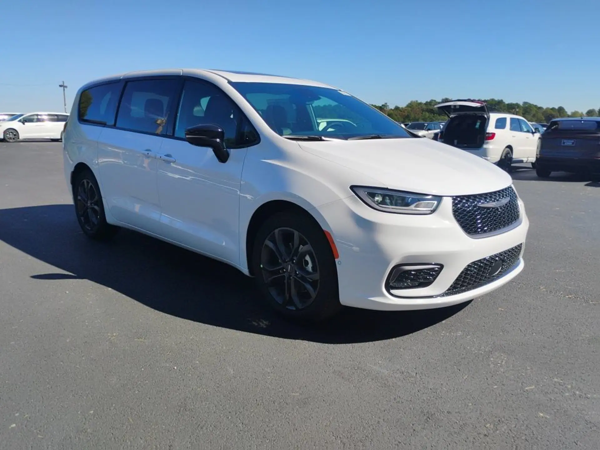 2026 Chrysler Pacifica Select photo 3