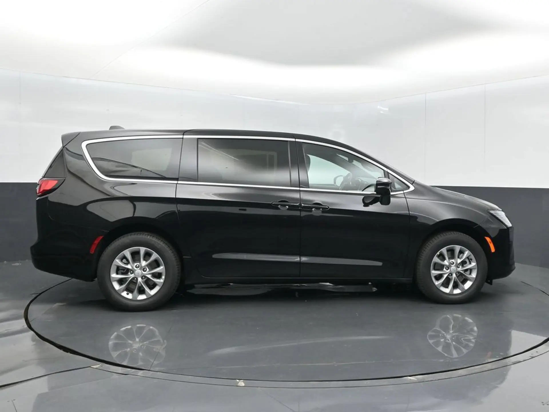 2027 Chrysler Pacifica Select AWD photo 5