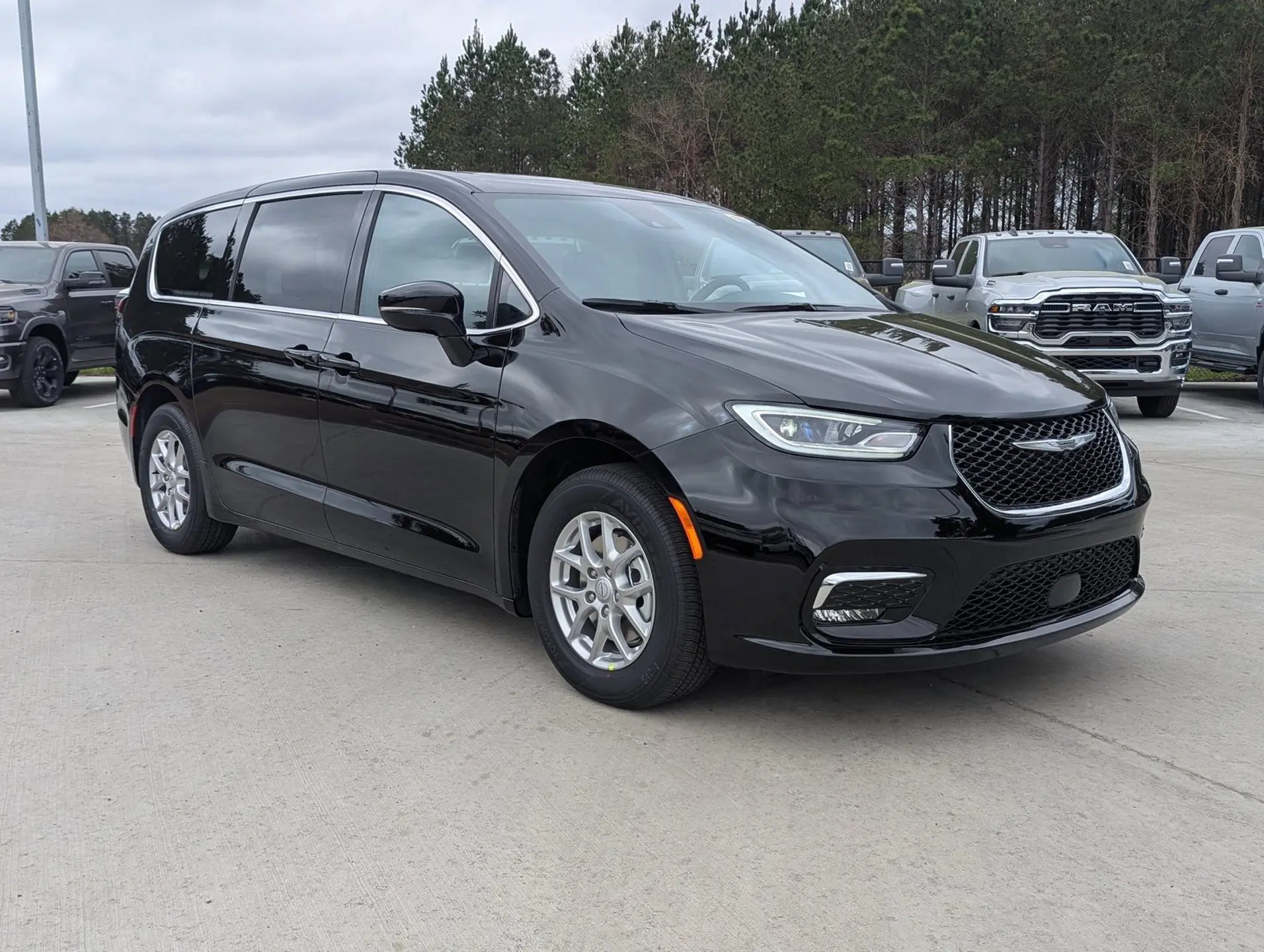 2026 Chrysler Pacifica Select photo 3