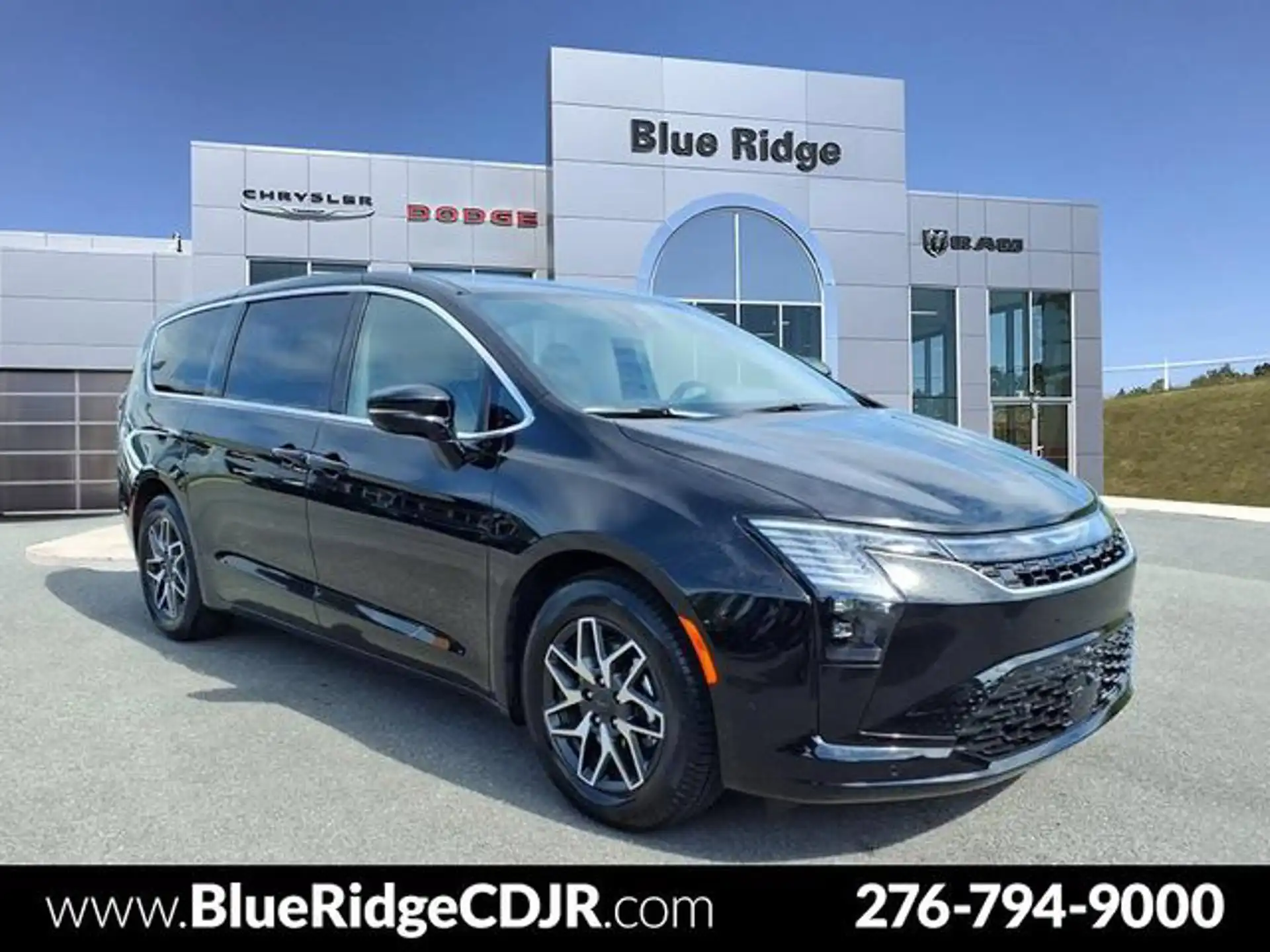 2027 Chrysler Pacifica Limited's photo