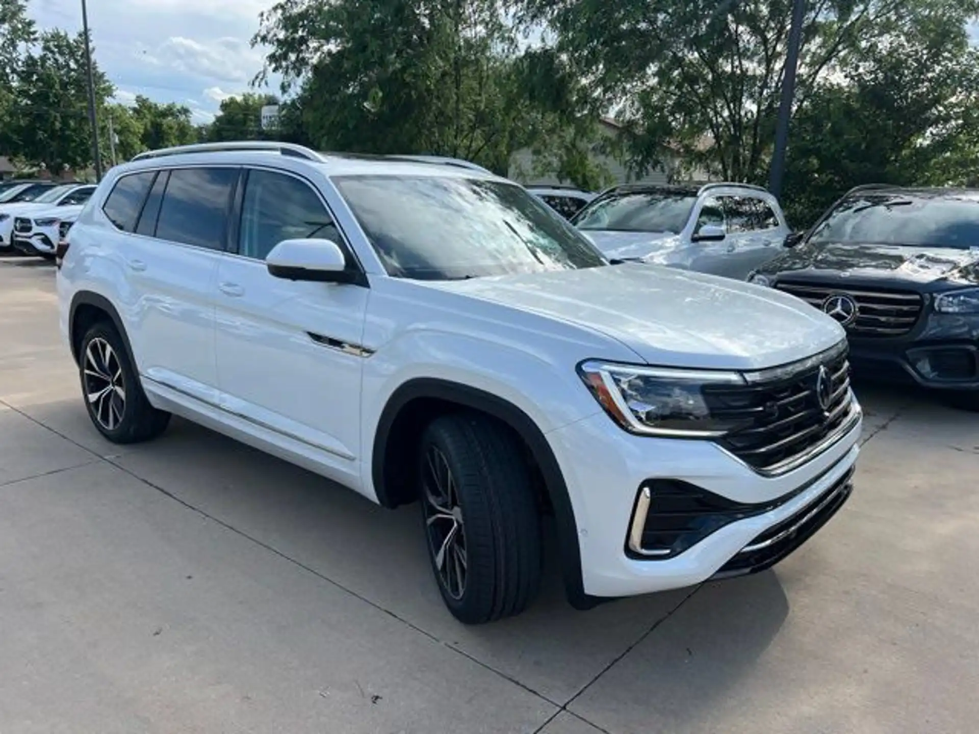 2026 Volkswagen Atlas 2.0T SEL Premium R-Line 4MOTION's photo