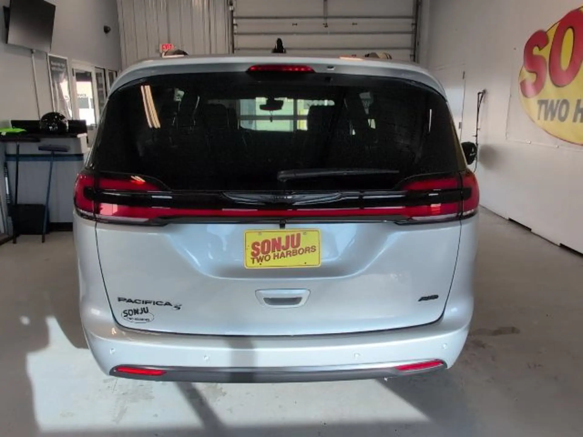 2026 Chrysler Pacifica Select AWD photo 4