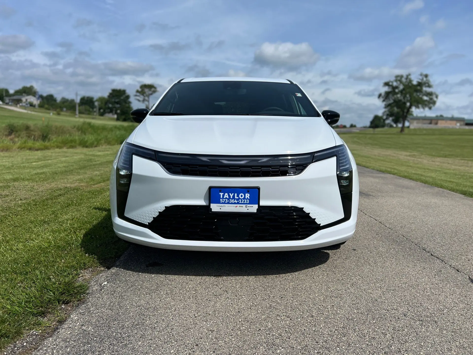 2027 Chrysler Pacifica Select photo 3