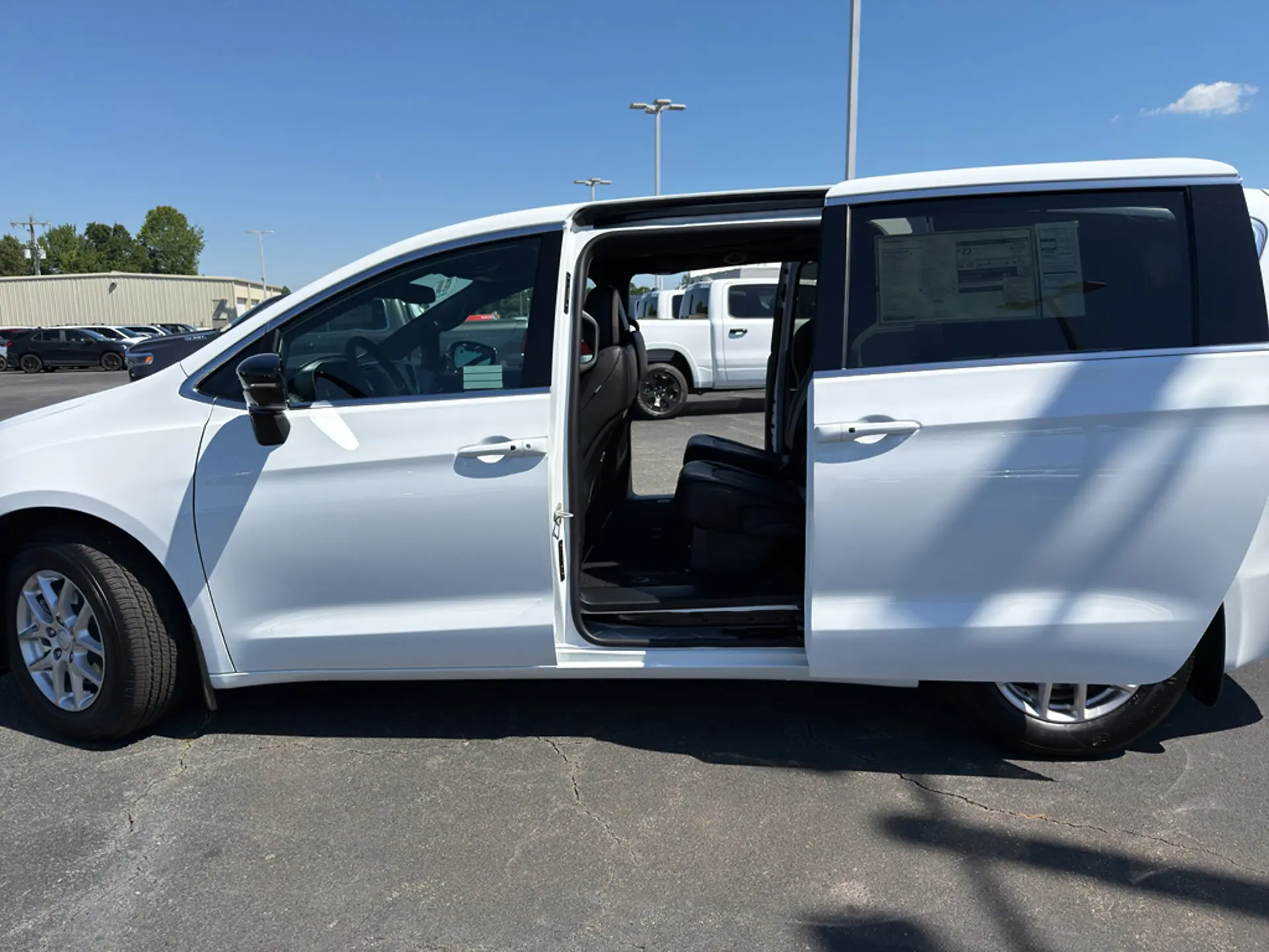 2027 Chrysler Pacifica Select photo 5