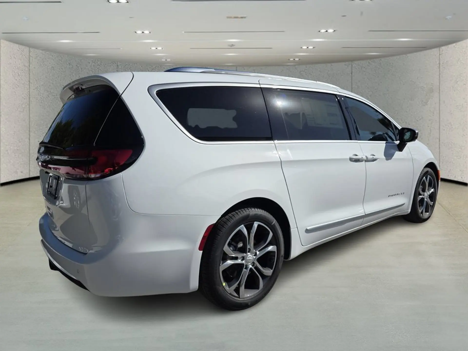 2026 Chrysler Pacifica Pinnacle photo 4