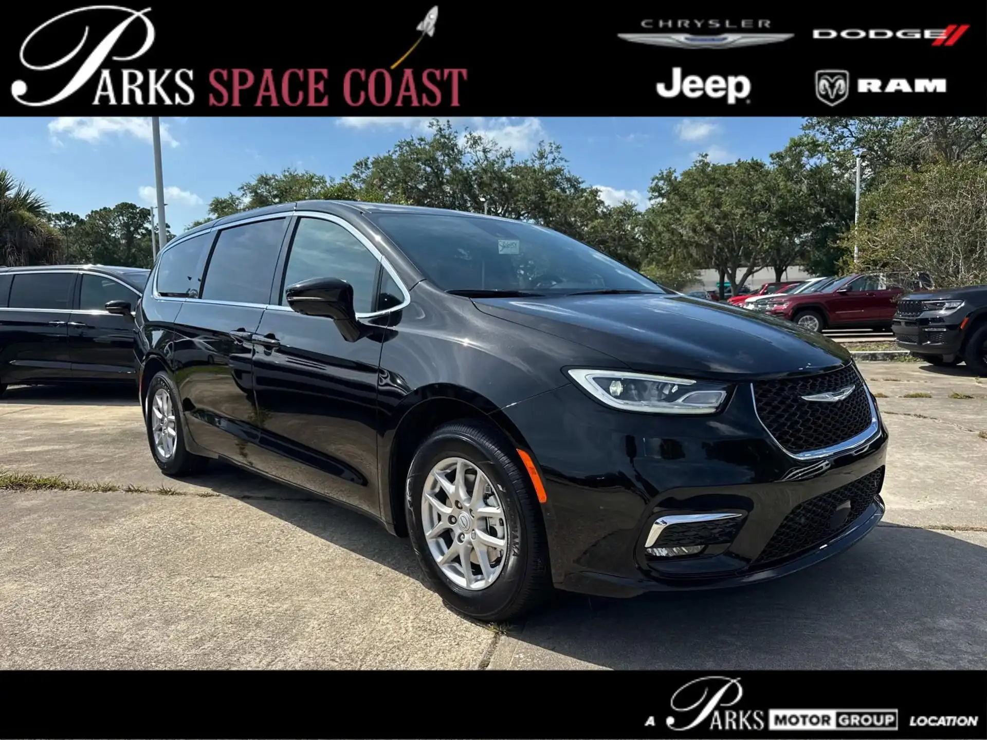 2025 Chrysler Pacifica Select's photo