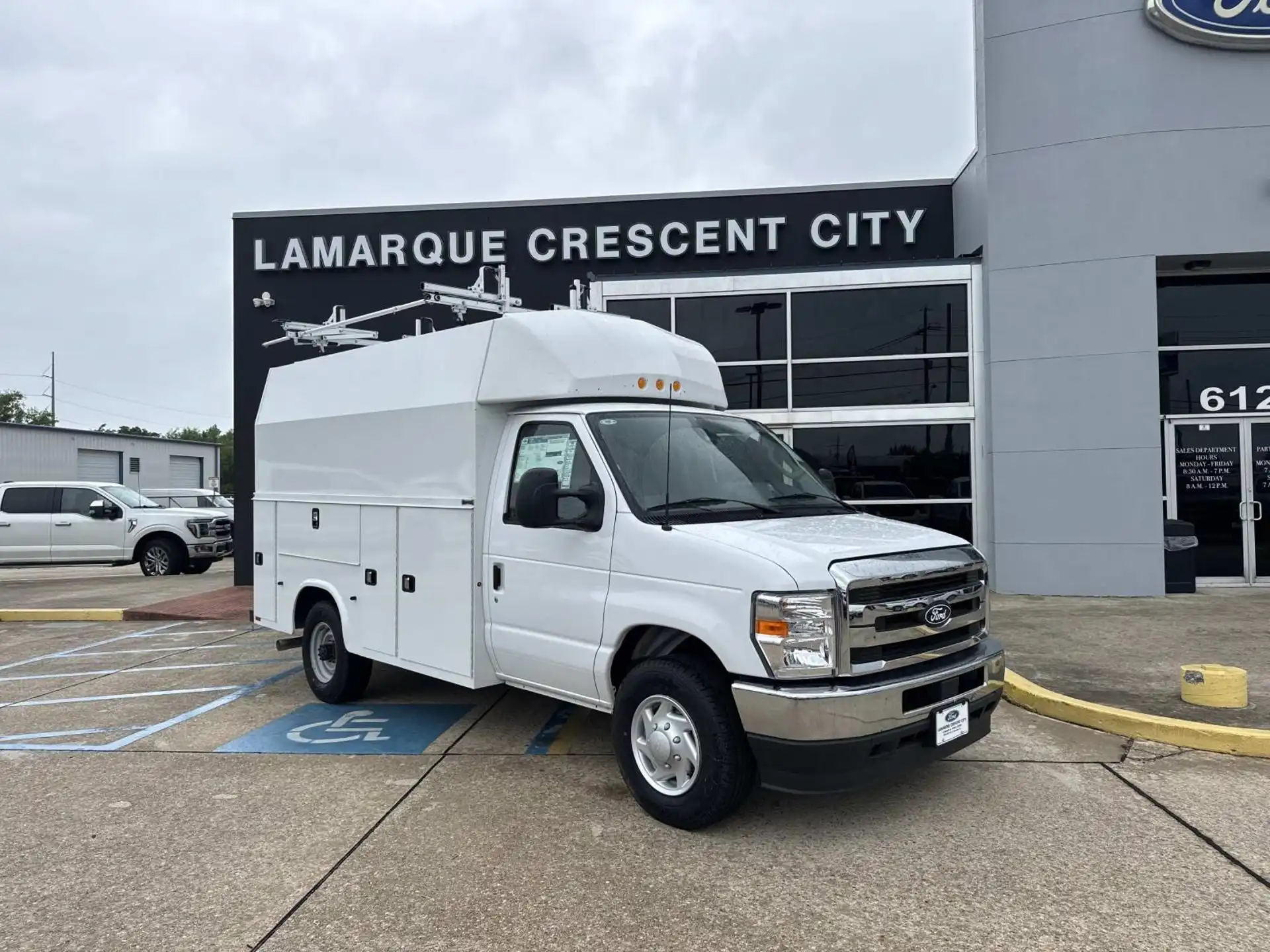 2026 Ford E-Series SRW E-350 Super Duty 138 in WB's photo