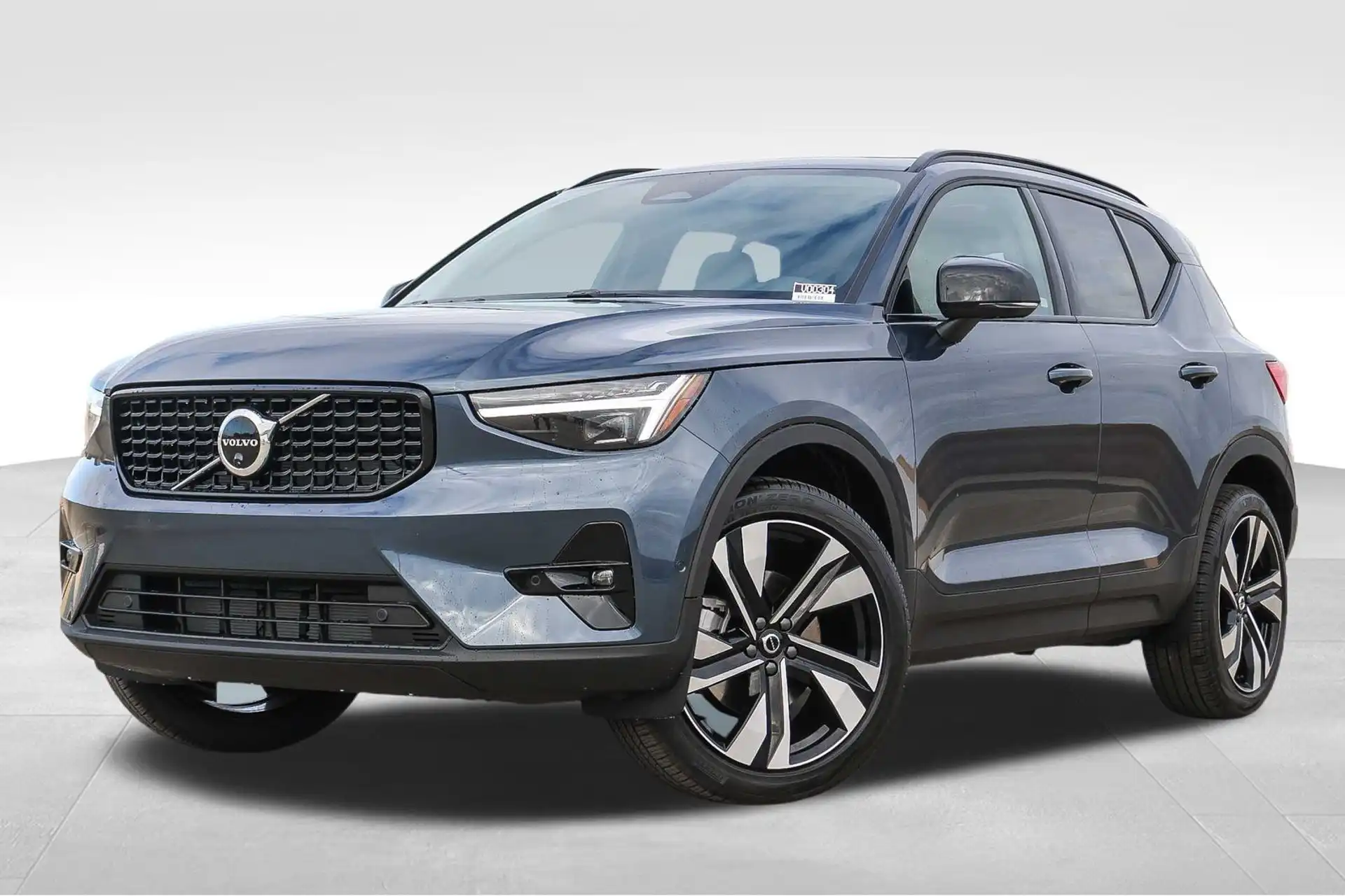 2026 Volvo XC40 B5 Ultra Dark AWD's photo